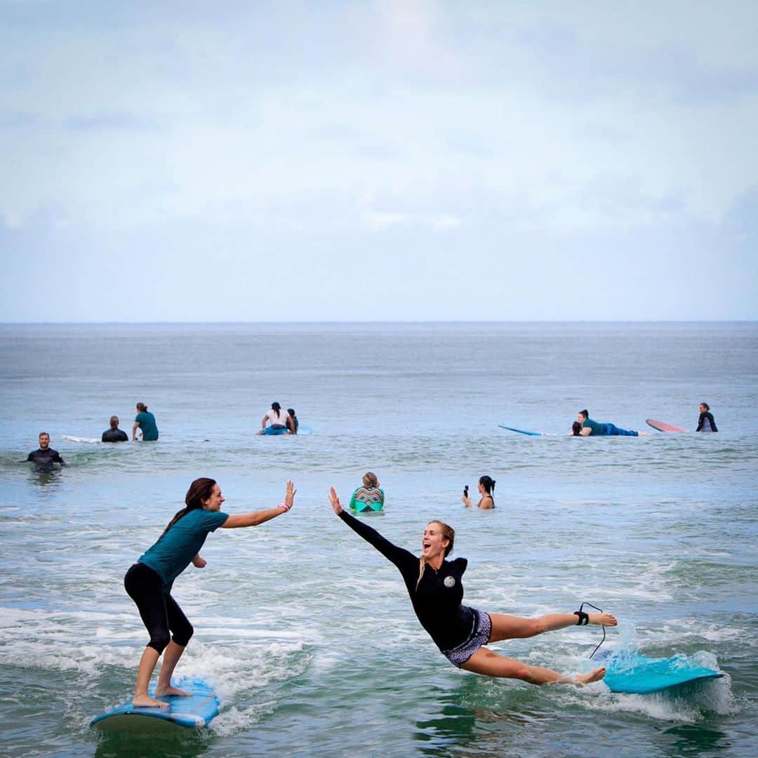 Bethany Hamiltonのインスタグラム：「We all need a high five every now and then; and sometimes we need some major encouragement! @friendsofbethanyhamilton my non profit is all about that! Please consider supporting our cause! #givingtuesday for more info check out @friendsofbethanyhamilton and also you can now watch @unstoppablethefilm online! 🏄🏼‍♀️🤙🏽」