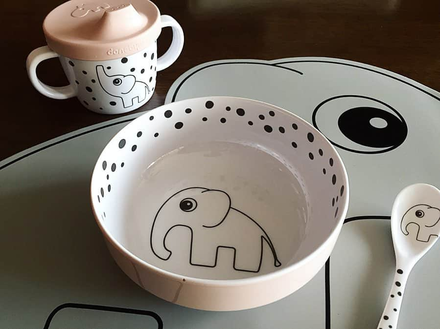 めぐさんのインスタグラム写真 - (めぐInstagram)「最近お気に入りの食器＆テーブルマット🐘 これを出すと、像さんの歌を歌ってくれます‪✯♪̊̈♪̆̈ スプーンの長さも丁度よくて自分で頑張って食べてます‪✯←最初だけね（笑） ちなみにこちらの写真は、おやつタイムの時( ˙༥˙ ).｡o たくさん食べて大きくなぁれ〜⍤⃝❤︎ ‬ #donebydeer_japan #ダンバイディア #nookswebshop #monipla #nooks_fan」12月4日 7時48分 - me_guu_miii