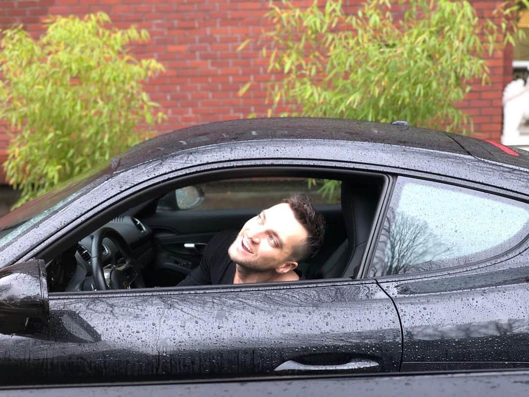 JR・ボーンのインスタグラム：「Drive in the rain or smile?? BOTH! Says @richardsharmon #the100 @cw_the100」