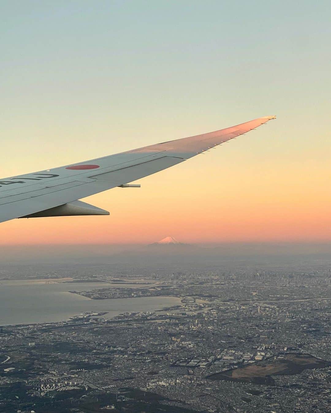 柴田紗希さんのインスタグラム写真 - (柴田紗希Instagram)「おはよう日本🇯🇵ただいま日本🇯🇵 無事に帰国しました。 飛行機の中からとてつもなく綺麗な富士山と虹のような空が見えました。 素敵な28歳のはじまりの朝♡ 着いてすぐにみんなからのメッセージ、作ってくれた画像、じっくり見てます 本当にありがとう幸せだ☺️」12月4日 7時56分 - shibasaaki
