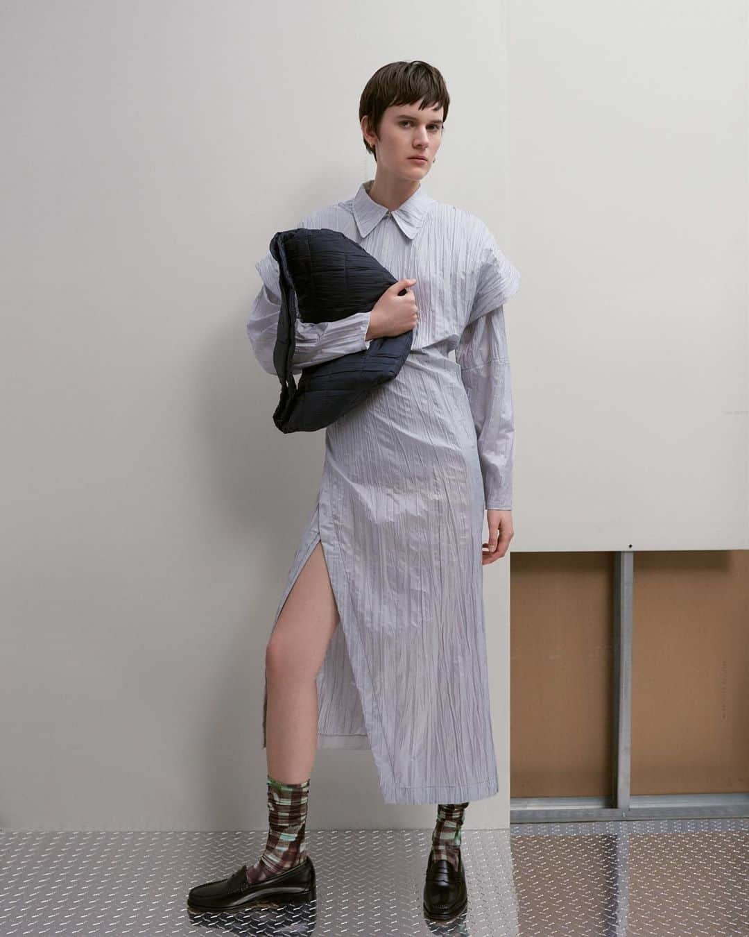 Vogue Runwayさんのインスタグラム写真 - (Vogue RunwayInstagram)「@lorod's crinkle ...