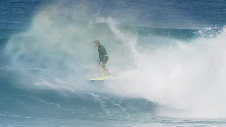 ジョン・ジョン・フローレンスのインスタグラム：「Nothing better than getting waves with friends. Free hugs for @eli_olson this morning」