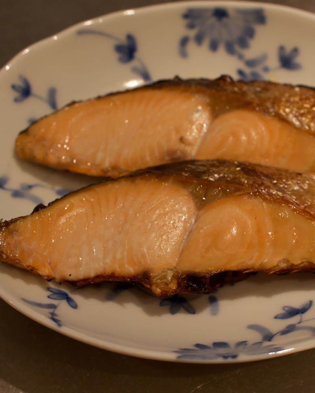 草間淑江さんのインスタグラム写真 - (草間淑江Instagram)「おはようございます！ 12月4日の朝は、鮭の親子丼、つまみなのお浸し、茄子のぬか漬け、しじみ汁、ルレクチェ。 焼いた時鮭をご飯の上にひきつめていくらをのせました。 本当は、炊きたての白いご飯に、焼きたての鮭が最高に美味しいですけどね🤣 かいわれとシソをのせて。 そして、わさびが決め手です。 しじみ汁は、ほーっとする味。 昨夜漬けた茄子のぬか漬け🍆 ちょっと浅漬けでしたがそのくらいが好きですね。 今朝も感謝して。ご馳走様でした。 さて、今朝は一段と冷え込んでます。 暖かくしてお過ごしください。 皆さま素敵な1日を❤️ ・ #朝食#朝ごはん#鮭といくらの親子丼 #のっけ丼 #時鮭#しじみ汁#茄子のぬか漬け#🍆#温かいものをいただける幸せ #今朝も感謝して#ご馳走さまでした🙏」12月4日 8時12分 - yoshie_kusama