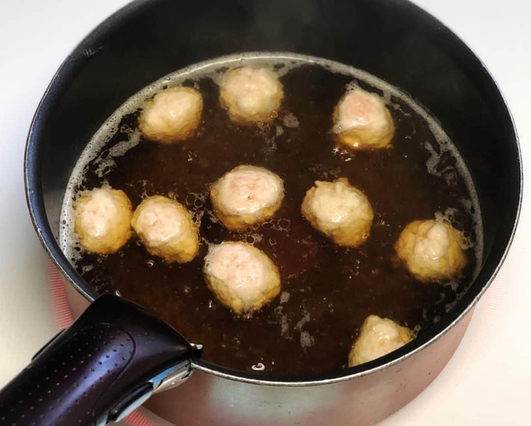 Mizuki【料理ブロガー・簡単レシピ】さんのインスタグラム写真 - (Mizuki【料理ブロガー・簡単レシピ】Instagram)「・﻿ 【レシピ】ーーーーーーーーーー﻿ ♡鶏団子と白菜の春雨スープ煮♡﻿ ーーーーーーーーーーーーーーー﻿ ﻿ おはようございます(*^^*)﻿ 今日ご紹介させていただくのは﻿ ヘルシーなあったかおかず♩﻿ 鶏団子と白菜の春雨スープ煮♫﻿ 旨味たっぷりのスープは﻿ 飲み干したくなる美味しさで﻿ このまんま''お鍋''にアレンジして﻿ 具を足しながら食べるのもおすすめです♡﻿ ﻿ 作り方は超簡単(*´艸`)﻿ どんどん入れて煮るだけ！﻿ 鶏団子のタネも混ぜるだけで﻿ あっという間に完成しますよ♩﻿ ﻿ ﻿ ーーーーーーーーーーーー﻿ 【2人分】﻿ ●鶏ひき肉...150g﻿ ●酒・片栗粉...各小1﻿ ●塩こしょう...少々﻿ ●生姜チューブ...2cm﻿ 白菜...1/8個(200g)﻿ 春雨...30g﻿ ☆水...600ml﻿ ☆鶏がらスープ...大1﻿ ☆醤油...小2﻿ ☆ごま油...小1﻿ ﻿ 1.ボウルに●を入れてよく混ぜる。白菜はザク切りにする。﻿ 2.鍋に☆を入れて火にかけ、沸騰したら1の肉だねを3cm大に丸めて入れ、中火で2分煮る。﻿ 3.白菜と春雨を加え、たまに混ぜながら5〜6分煮る。﻿ ーーーーーーーーーーーー﻿ ﻿ ﻿ 《ポイント》﻿ ♦︎土鍋などで作って具を足しながら食べても◎﻿ ﻿ ﻿ ﻿ 【お知らせ】﻿ ストーリーズでは一日数回﻿ 別レシピをご紹介しております(*^^*)﻿ ＊コメントは最新の投稿に下さいますよう﻿ お願い致しますm(_ _)m﻿ ﻿ ﻿ ﻿ 🎀新刊【#ほめられごはん 】🎀﻿ 🔹おかげさまで重版しました！🔹﻿ 楽天ブックスでご購入いただきますと﻿ レシピカードの特典がついてきます♡﻿ ﻿ ﻿ ﻿ #ブログ更新しました﻿ ブログはホームのリンクよりご覧下さい↓﻿ @mizuki_31cafe﻿ 【Mizuki公式ラインブログ】﻿ https://lineblog.me/mizuki_official/﻿ ﻿ ﻿ ﻿ #鶏団子#春雨#白菜#スープ煮#鍋#ヘルシー#鶏団子鍋﻿ #Mizuki#簡単レシピ#時短レシピ#節約レシピ#料理#レシピ#フーディーテーブル#ブログ#おうちごはん#おうちカフェ#デリスタグラマー#料理好きな人と繋がりたい#料理ブロガー#おうちごはんlover#マカロニメイト﻿#鶏団子と白菜の春雨スープ煮m #foodpic#follow#cooking#recipe#lin_stagrammer」12月4日 8時13分 - mizuki_31cafe