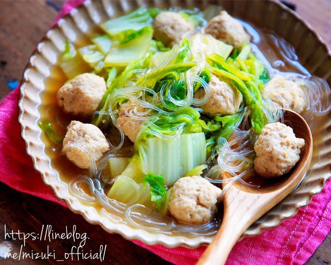 Mizuki【料理ブロガー・簡単レシピ】さんのインスタグラム写真 - (Mizuki【料理ブロガー・簡単レシピ】Instagram)「・﻿ 【レシピ】ーーーーーーーーーー﻿ ♡鶏団子と白菜の春雨スープ煮♡﻿ ーーーーーーーーーーーーーーー﻿ ﻿ おはようございます(*^^*)﻿ 今日ご紹介させていただくのは﻿ ヘルシーなあったかおかず♩﻿ 鶏団子と白菜の春雨スープ煮♫﻿ 旨味たっぷりのスープは﻿ 飲み干したくなる美味しさで﻿ このまんま''お鍋''にアレンジして﻿ 具を足しながら食べるのもおすすめです♡﻿ ﻿ 作り方は超簡単(*´艸`)﻿ どんどん入れて煮るだけ！﻿ 鶏団子のタネも混ぜるだけで﻿ あっという間に完成しますよ♩﻿ ﻿ ﻿ ーーーーーーーーーーーー﻿ 【2人分】﻿ ●鶏ひき肉...150g﻿ ●酒・片栗粉...各小1﻿ ●塩こしょう...少々﻿ ●生姜チューブ...2cm﻿ 白菜...1/8個(200g)﻿ 春雨...30g﻿ ☆水...600ml﻿ ☆鶏がらスープ...大1﻿ ☆醤油...小2﻿ ☆ごま油...小1﻿ ﻿ 1.ボウルに●を入れてよく混ぜる。白菜はザク切りにする。﻿ 2.鍋に☆を入れて火にかけ、沸騰したら1の肉だねを3cm大に丸めて入れ、中火で2分煮る。﻿ 3.白菜と春雨を加え、たまに混ぜながら5〜6分煮る。﻿ ーーーーーーーーーーーー﻿ ﻿ ﻿ 《ポイント》﻿ ♦︎土鍋などで作って具を足しながら食べても◎﻿ ﻿ ﻿ ﻿ 【お知らせ】﻿ ストーリーズでは一日数回﻿ 別レシピをご紹介しております(*^^*)﻿ ＊コメントは最新の投稿に下さいますよう﻿ お願い致しますm(_ _)m﻿ ﻿ ﻿ ﻿ 🎀新刊【#ほめられごはん 】🎀﻿ 🔹おかげさまで重版しました！🔹﻿ 楽天ブックスでご購入いただきますと﻿ レシピカードの特典がついてきます♡﻿ ﻿ ﻿ ﻿ #ブログ更新しました﻿ ブログはホームのリンクよりご覧下さい↓﻿ @mizuki_31cafe﻿ 【Mizuki公式ラインブログ】﻿ https://lineblog.me/mizuki_official/﻿ ﻿ ﻿ ﻿ #鶏団子#春雨#白菜#スープ煮#鍋#ヘルシー#鶏団子鍋﻿ #Mizuki#簡単レシピ#時短レシピ#節約レシピ#料理#レシピ#フーディーテーブル#ブログ#おうちごはん#おうちカフェ#デリスタグラマー#料理好きな人と繋がりたい#料理ブロガー#おうちごはんlover#マカロニメイト﻿#鶏団子と白菜の春雨スープ煮m #foodpic#follow#cooking#recipe#lin_stagrammer」12月4日 8時13分 - mizuki_31cafe