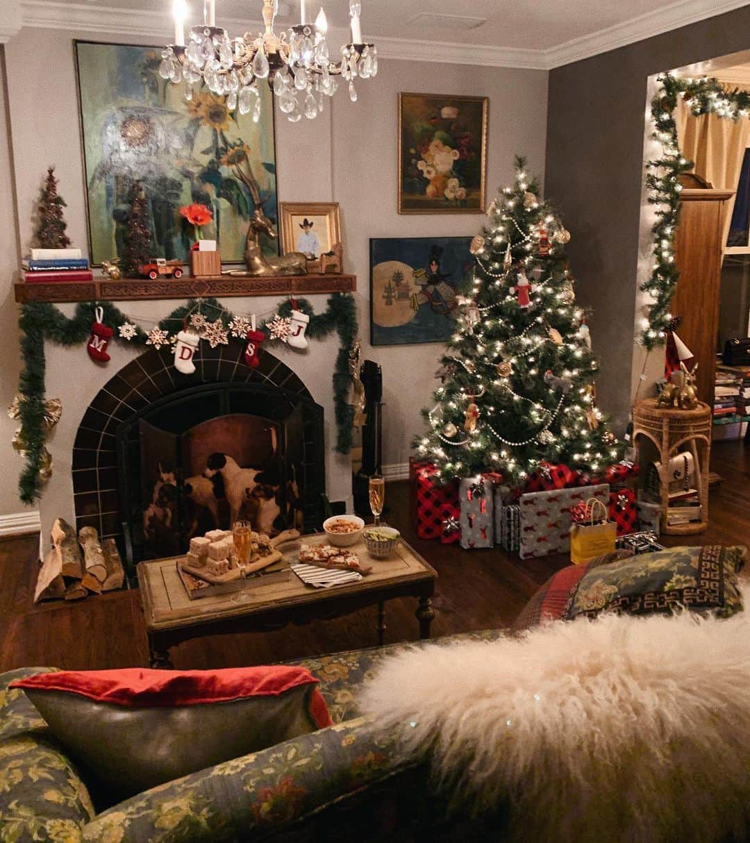 ジェーン・アルドリッジのインスタグラム：「❄️🎄🍾 I love how cozy our house feels this time of the year, and I love the Christmas playlist Jeff and I have made for this year. New Xmas music playlist on the blog, for your holiday enjoyment!」