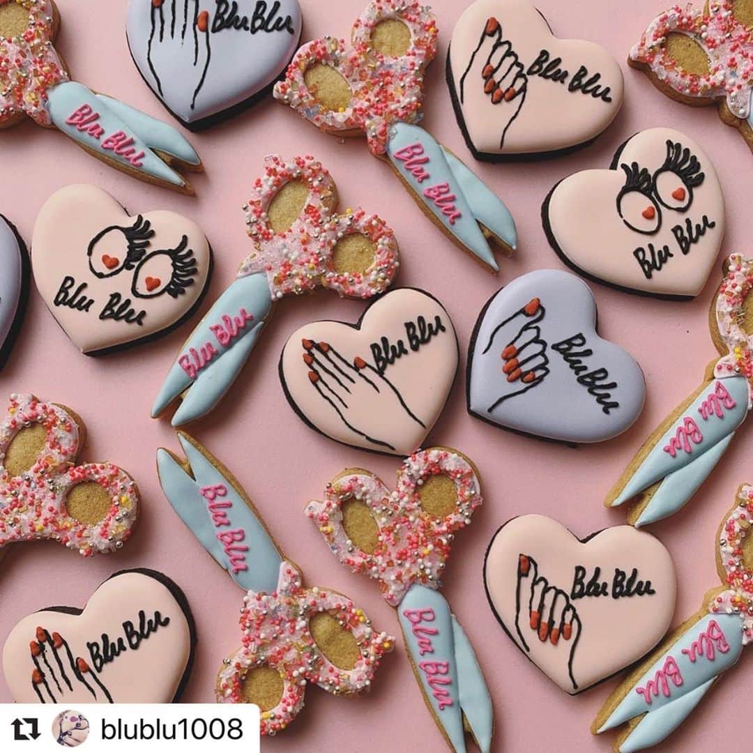 kikkoのインスタグラム：「hair & total beauty salon  BluBluリニューアルオープンおめでとうございます〜❣ ❣️❣️🎊🎉🎊🎉🎊 フリーハンドのイラストクッキー楽しく制作させていただきました💕ありがとうございました🙇‍♀️ #Repost @blublu1008 with @make_repost ・・・ BluBluリニューアル記念✨  hair & total beauty salon BluBluは リニューアルをし 12月3日オープニングを 迎えることができました🙇‍♀️✨ 皆さまに 幸せのお裾分けと致しまして💕  お会計12000円以上のお客様  先着100名に  @kikko_ さんの  アイシングクッキーを プレゼントさせて頂きます🙏✨ kikkoさんのクッキーは可愛すぎて プレゼントしたくないほどです😩💕 これからも 新しく生まれ変わったBluBluを よろしくお願いします❤️ #美容室オープニング #オープニング #京都美容室 #アイシングクッキー #ヘアサロン  #totalビューティーサロン  #美容師」