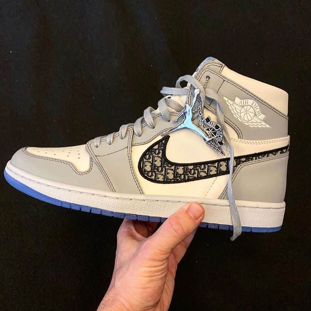 Sneaker News x Jordans Dailyさんのインスタグラム写真 - (Sneaker News x Jordans DailyInstagram)「An even better look at the @dior x Air Jordan 1 thanks to @danielarsham 😤 For details, hit the link in the bio Dropping April 2020 #jordansdaily」12月4日 8時55分 - jordansdaily