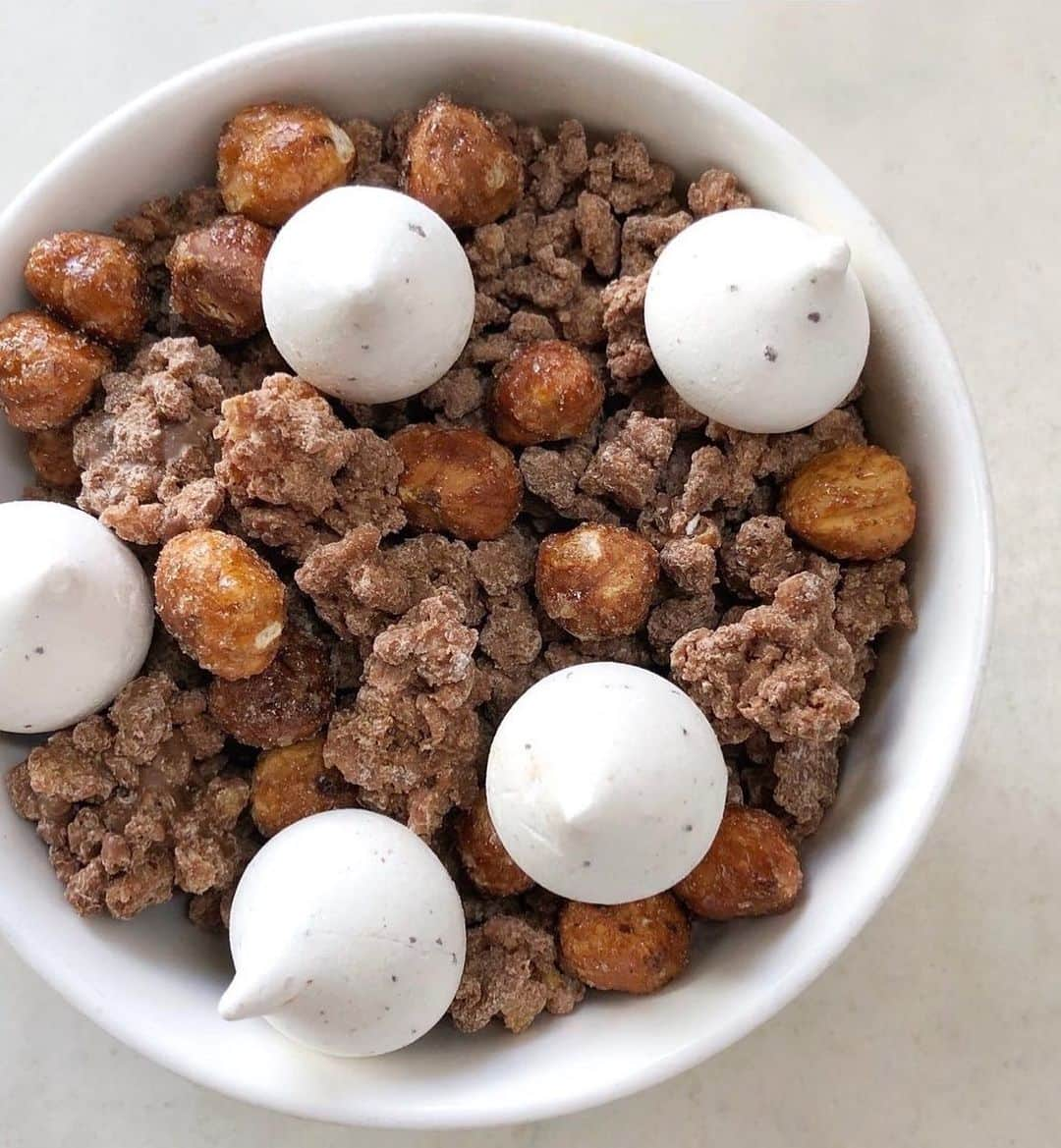 DOMINIQUE ANSEL BAKERYさんのインスタグラム写真 - (DOMINIQUE ANSEL BAKERYInstagram)「Valrhona Caramelia (caramelized milk chocolate) covered puffed rice + whole caramelized hazelnuts + smoked cinnamon mini meringues = Christmas Morning Cereal. My favorite holiday snack every year, and  there’s only a few days left to order for nationwide shipping in time for Christmas Eve delivery. Link: Cereal.DominiqueAnsel.com. 🎄🥣🥛」12月4日 9時01分 - dominiqueansel