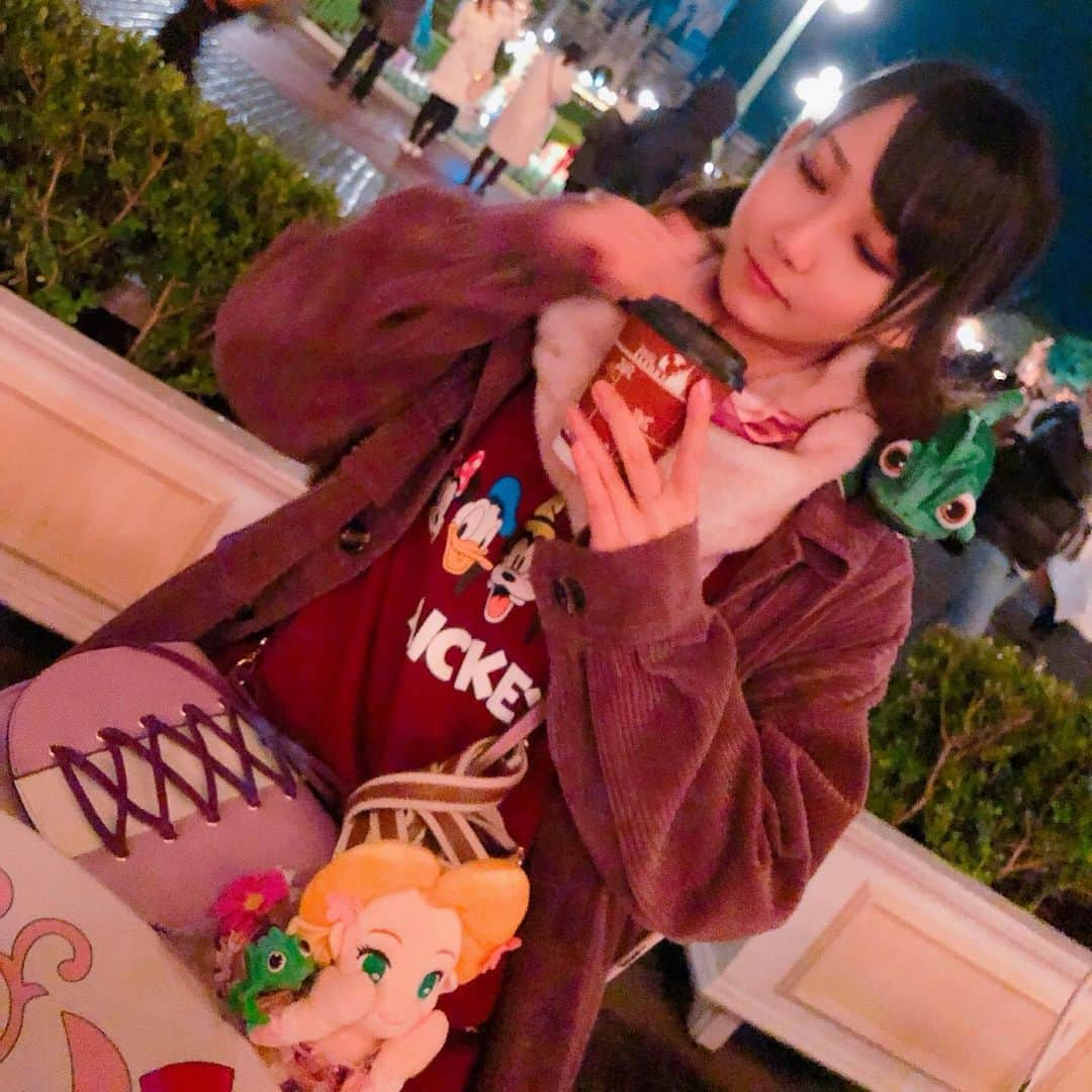 秋田知里さんのインスタグラム写真 - (秋田知里Instagram)「おはよー！！冬の匂いもクリスマスの期間も大好きだ🎄なんか家族写真での親戚のおばさんみたいな立ち方しちゃったw #disney #disneyland #ディズニー #ディズニーランド #クリスマス #クリスマスディズニー」12月4日 8時56分 - akitachisato_official