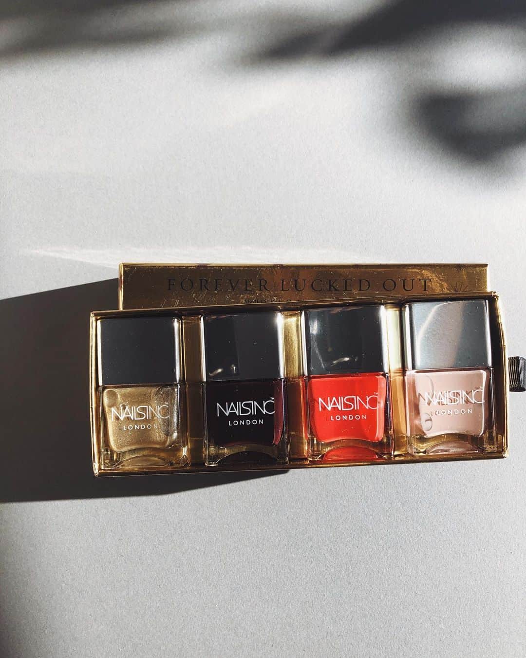 のインスタグラム：「NAILS INC  シュトーレンちゃうけど christmasまで  ネイルを 色々楽しむ。 なんて時間もいいですね。  ホリデーコレクション。 " FOREVER LUCKED OUT "  @nailsinc  #nailsinc」