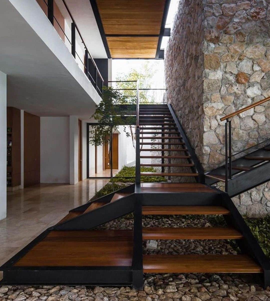 Inspirationさんのインスタグラム写真 - (InspirationInstagram)「Casa L, o nome diz muita coisa né? As escadas são o destaque desse projeto, que faz a ligação para ambos os lados da casa. #decoreinteriores #decorcriative. Follow {@decoreinteriores} _____________ Design by Munoz Arquitectura. 📍 México, Merida.」12月4日 9時12分 - decorcriative