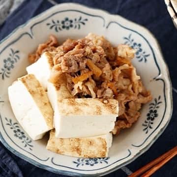 ヤマサ醤油株式会社さんのインスタグラム写真 - (ヤマサ醤油株式会社Instagram)「「簡単肉どうふ」 https://recipe.yamasa.com/recipes/3582 常備菜「豚こまのしぐれ煮」を使った簡単肉どうふ。レンジでチンした豆腐としぐれ煮を合わせるだけなので、とってもお手軽！焼き豆腐を使うことで、短時間でも満足のある一品に仕上げることができますよ♪寒い日にポカポカ温まる一品です。  #常備菜#アレンジ #肉どうふ#ヤマサ#レシピ#おうちごはん#手作り＃#ハッピーレシピ部#yamasa#recipe#jp#yummy#instafood#instadaily#instagood#photooftheday#instapic#f4f#soysauce#Eeeeeats#FoodPhotography#Delish#happyrecipe」12月4日 9時12分 - yamasa_soy_sauce