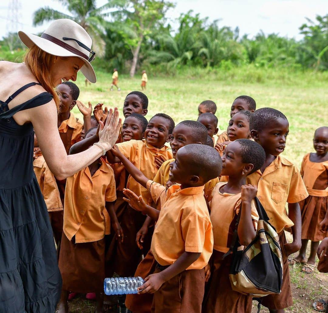 サラ・ラファティさんのインスタグラム写真 - (サラ・ラファティInstagram)「Happy #GivingTuesday. Today I am teaming up with @plancanada and taking the time to give thanks and reflect on what I’m truly grateful for. Education. Education is one necessity we sometimes take for granted, yet 263 million children around the world are out of school. The good news is that together we can make a difference. By giving the gift of school essentials through @plancanada’s Gifts of Hope, you can not only provide textbooks and pencils, but also help children receive education in emergency situations and support programs to reduce school violence, improve school hygiene and train more teachers. I have seen first hand the difference this program makes in the lives of children and their families. Click the link in my bio to learn more. Let’s take a break from the frenzy of this holiday season and spread a little love together.❤️ #GiftsofHope. P.S. This is the perfect gift for that special someone in your life who is impossible to shop for. And it’s super easy. You’re welcome. ✔️🤪😘🎁」12月4日 9時16分 - iamsarahgrafferty