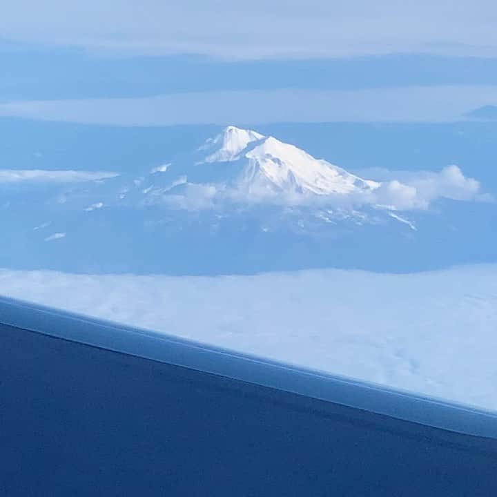OLIVIAのインスタグラム：「I had to make a connecting flight from Tokyo to Vancouver to SFO... And look who I got to see along the way!! 🌈❤️Mt. Shasta!!❤️🌈 #mtshasta」