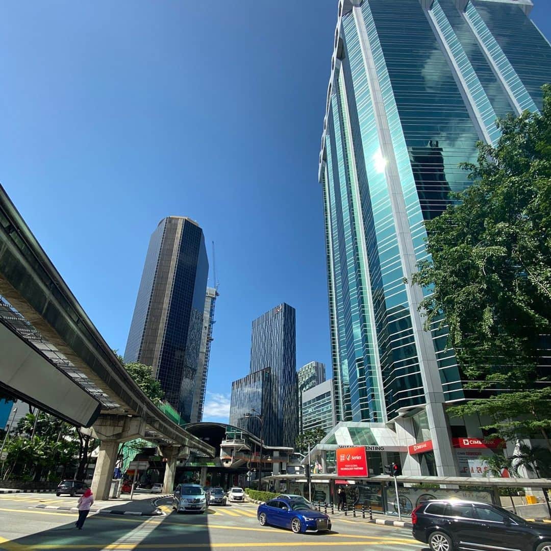 工藤ジェニファー茉侑さんのインスタグラム写真 - (工藤ジェニファー茉侑Instagram)「マレーシア旅行4日目✈️ クアラルンプールに来ました🥰 コタキナバルより暑い☀️💦 お買い物と食べ歩きするぞー😋👜💕 #アジア旅行　#travelasia #asiatrip #クアラルンプール #クアランプール　#クアラルンプール旅行 #kl #kualalumpur  #asiangirls #japanesegirl #グルメ好きな人と繋がりたい #海外旅行  #旅行写真 #たびじょ #tripstagram #旅行好きな人と繋がりたい #旅好きな人と繋がりたい #旅行写真 #traveloften #travelphotography #vacation  #タビジョ #旅好きと繋がりたい #マレーシア　#マレーシア旅行　#マレーシア観光 #malaysianfood #kualalumpurtrip #malaysia #asia #travelgram」12月4日 9時26分 - jennifermayu_s