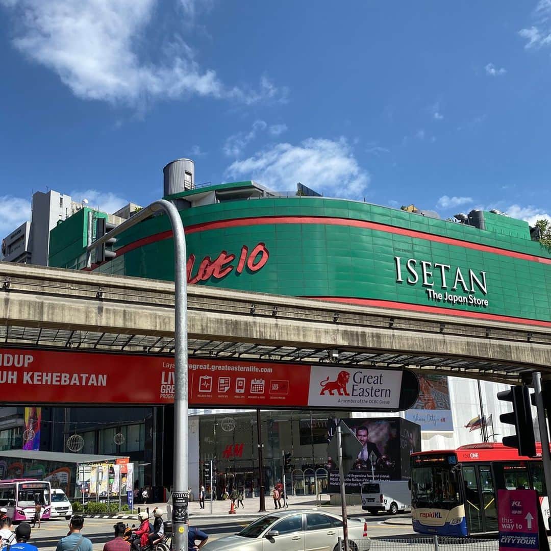 工藤ジェニファー茉侑さんのインスタグラム写真 - (工藤ジェニファー茉侑Instagram)「マレーシア旅行4日目✈️ クアラルンプールに来ました🥰 コタキナバルより暑い☀️💦 お買い物と食べ歩きするぞー😋👜💕 #アジア旅行　#travelasia #asiatrip #クアラルンプール #クアランプール　#クアラルンプール旅行 #kl #kualalumpur  #asiangirls #japanesegirl #グルメ好きな人と繋がりたい #海外旅行  #旅行写真 #たびじょ #tripstagram #旅行好きな人と繋がりたい #旅好きな人と繋がりたい #旅行写真 #traveloften #travelphotography #vacation  #タビジョ #旅好きと繋がりたい #マレーシア　#マレーシア旅行　#マレーシア観光 #malaysianfood #kualalumpurtrip #malaysia #asia #travelgram」12月4日 9時26分 - jennifermayu_s