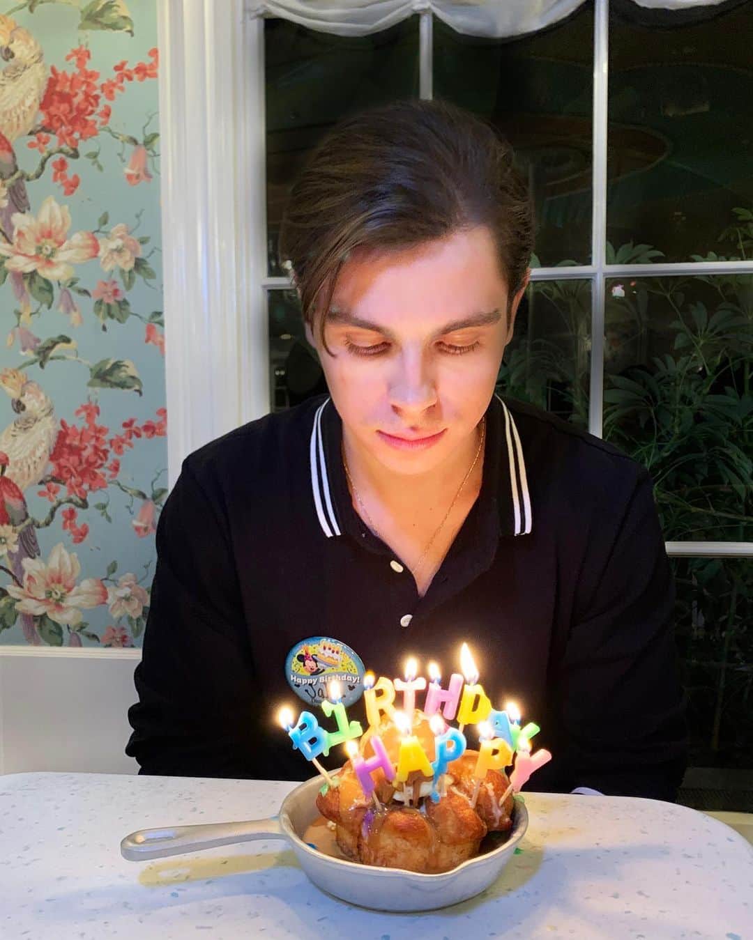 ジェイク・T・オースティンのインスタグラム：「Happy for the love all of you show me every day. And of course, thanks for the birthday wishes 🎂 #happiestplace #disneyland @disneyland」
