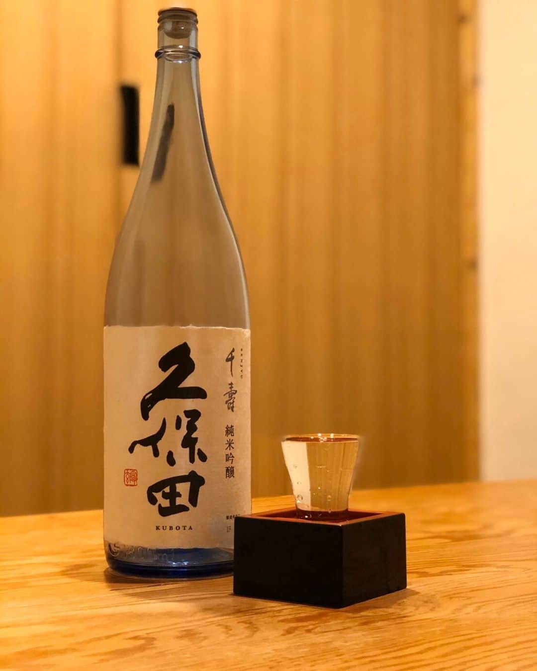 居酒屋やぐらのインスタグラム：「. 『居酒屋やぐら』 ～八幡山駅から徒歩3分～ URLはこちら⇒（@yagura__official） ------------------------------------------------ 『久保田千寿』 綺麗でスッキリとした味わいの「久保田 千寿」の特長はそのままに、 穏やかな香りでバランスのとれた、料理の味を邪魔しない純米吟醸酒です。 . 口当たりはやわらかく、ドライな飲み口を楽しめます。冷やして飲むと、 ほどよい酸味と飲んだ後のキレが感じられ、常温になるにつれて酸味が立って 旨味の余韻が長く残ります。 ------------------------------------------------ #東京 #八幡山 #居酒屋やぐら #居酒屋 #創作 #宴会 #歓送迎会 #女子会 #酒場 #串焼き #地酒 #酒 #落ち着く空間#food #foodstagram #飲食店 #デート #おいしい #杉並区#刺身 #ビール #美味しい #深夜営業 #焼酎 #お刺身 #お酒 #久保田千寿」