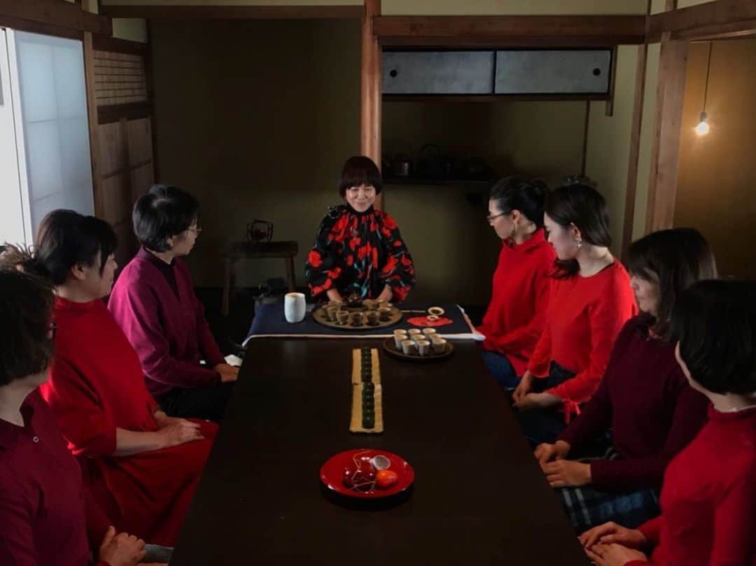 のインスタグラム：「12月 中国茶のお稽古でお席を担当。 お題は『#冬至』 "陰極まって陽となす"  茶葉／ニ0一八春高山鐵観音 茶瓶／台湾で購入 茶杯／実家にあった煎茶道具 茶瓶台／石原多美子 茶則／井山三希子 茶則／陶泉窯 茶匙／中村友美 茶匙置／中里花子 菓子盆／不明 菓子盆／輪島塗 穴八幡宮　一陽来復守り 菓子／桃林堂　"かばちゃ" 　揚げ銀杏 ドレスコード＂赤＂  お席を組み立てるという楽しみを知る。 大変だけど楽しい❣️ #室礼三千 での学びも生かされたです☺️💕 そして、小慢先生が素敵な写真を撮って下さいました。」