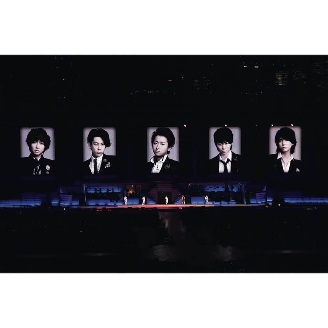 嵐（ARASHI）さんのインスタグラム写真 - (嵐（ARASHI）Instagram)「2009年-僕たち嵐の10周年を記念して「All the BEST！ 1999-2009」をリリース。 「ARASHI Anniversary Tour 5×10」でファンに感謝の気持ちを届けました！ 2009 - to celebrate the 10th anniversary of ARASHI, we released "All the BEST!" and hit the road for our ARASHI Anniversary Tour 5×10! #嵐 #ARASHI」12月4日 9時24分 - arashi_5_official