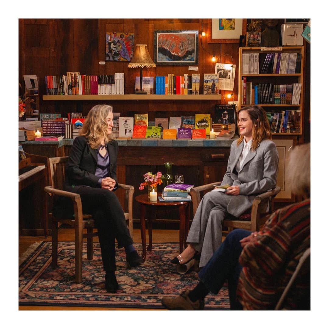 エマ・ワトソンのインスタグラム：「I am grateful to Rebecca Solnit for her work as a ‘creative extremist’, ‘nurturer’ and ‘truth seeker’. I feel better able to see, feel and express myself because of her. We all have many different types of mothers - intellectual, creative, political - Rebecca Solnit is one of mine... 🌼 Thank you @henrymillerlib for hosting us 📚」