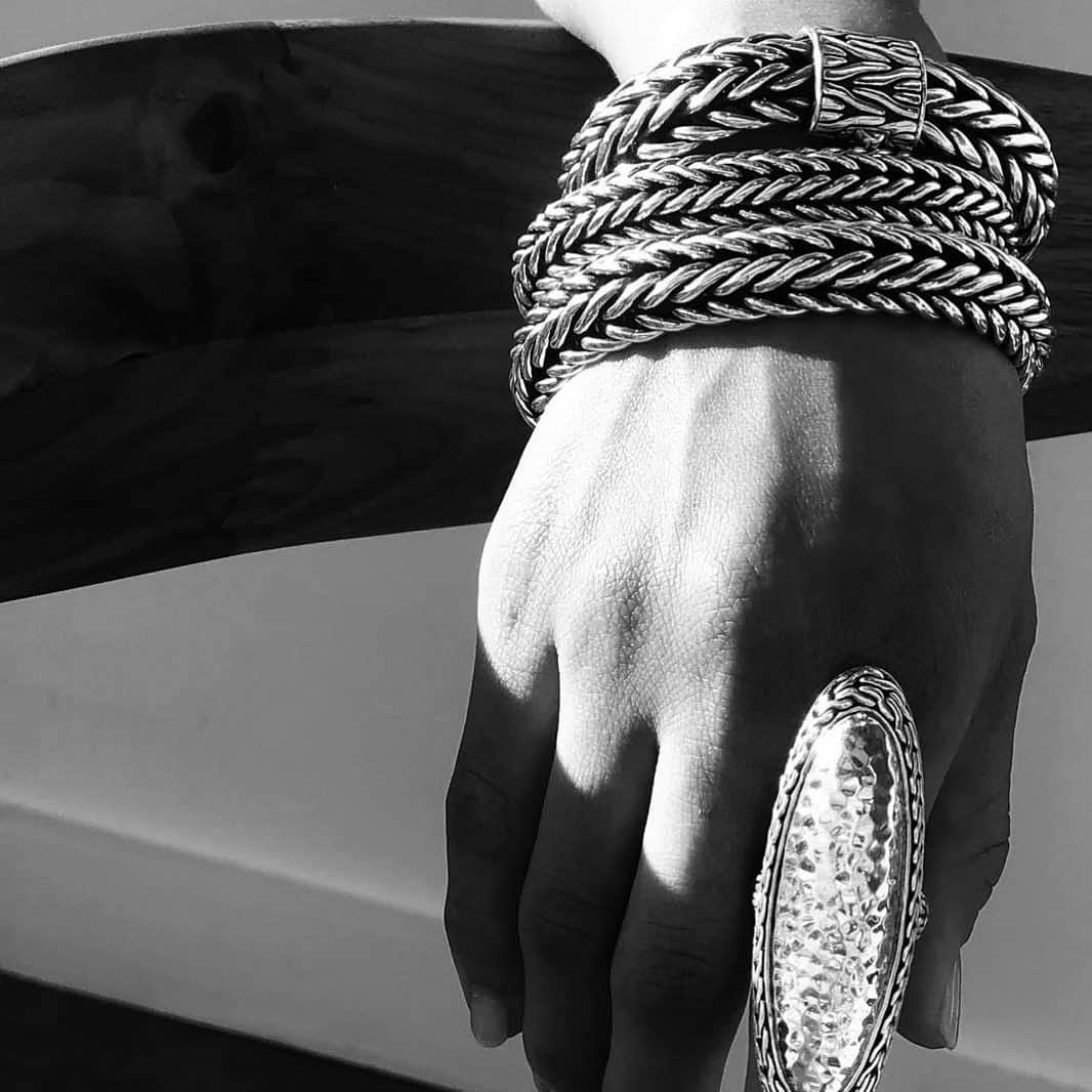のインスタグラム：「His, hers, ours. A new take on Kami #ClassicChain modernizes the archival weave with a sleek unisex clasp and universal sizing.  #JohnHardy #HolidayGifts」