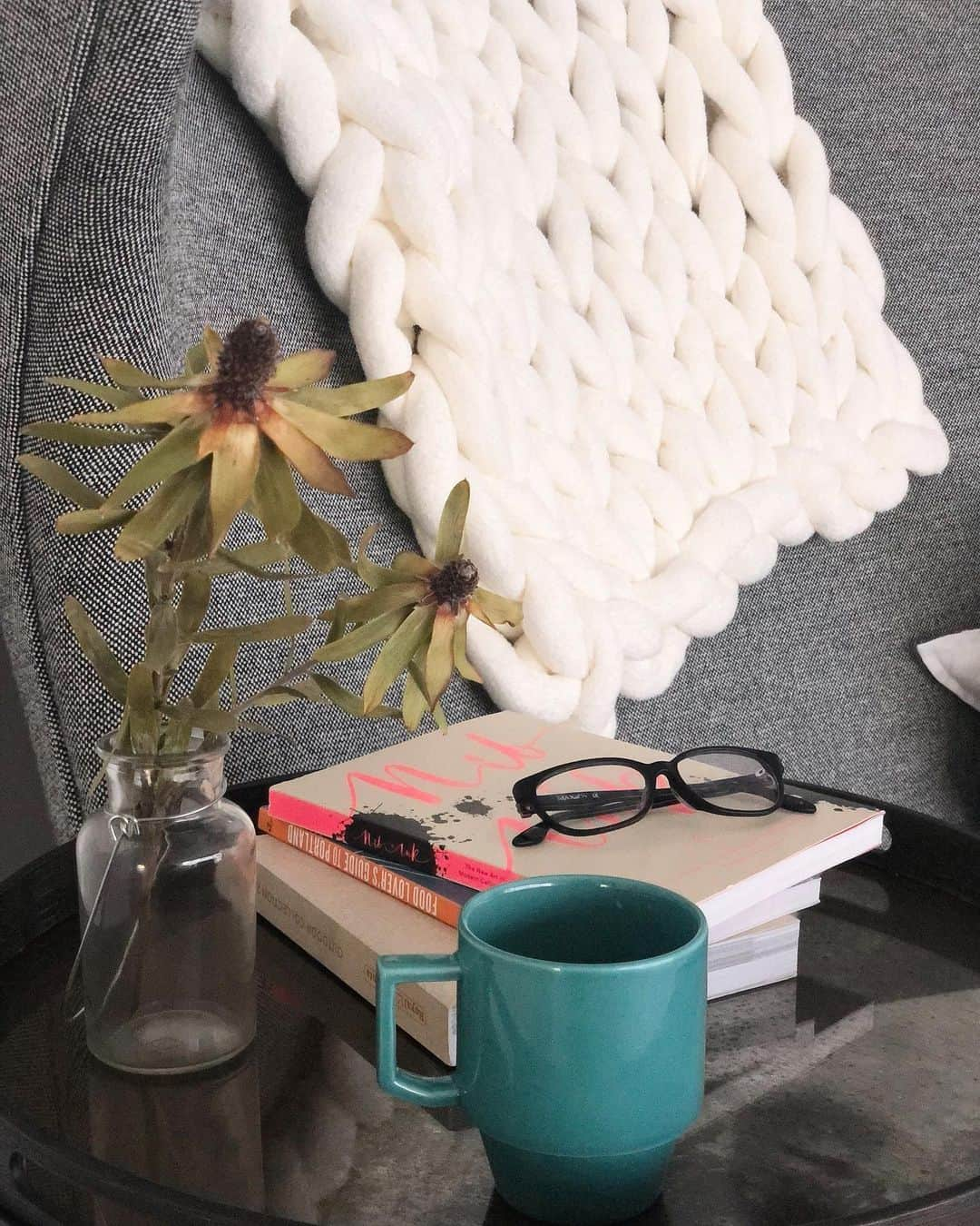 大橋菜央さんのインスタグラム写真 - (大橋菜央Instagram)「Love this blanket with super loose stitches🤍 . . . 海外インテリアでは良く見かけて憧れていたざっくりニットブランケット🧶♡ なんと @cunaselect -Cantona Tokyo-のmade in Japanで発見🇯🇵 . 職人さんが一つ一つ手作りしてくださるそうで、 ふわふわもちもちな手触りと大きな編み目が雲みたい☁️✨ . 2枚目を見るとその編み目の大きさにびっくりするはず👀🤣❣️ 自宅で洗濯もできるよ💮 . . . #cunaselect #cunaselectlife #cantonatokyo #interiordesign #クーナセレクト #クーナセレクトライフ #赤ちゃん小物 #クリスマスプレゼント#naoliving_interior」12月4日 9時34分 - naoliving