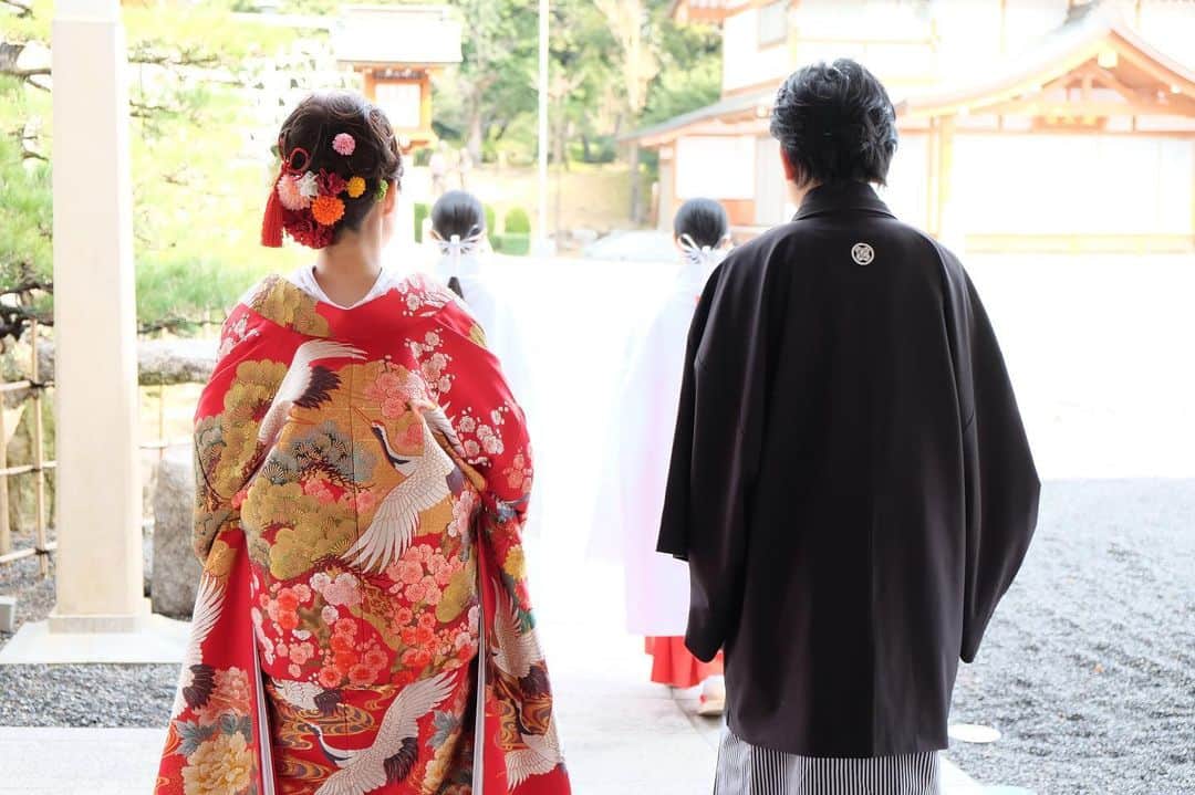 家族挙式さんのインスタグラム写真 - (家族挙式Instagram)「@kazoku_wedding をフォローして、 #家族挙式 でお写真を投稿してくださいね＊* . ------------------- 色鮮やかな和装姿の花嫁さまと 凛々しく逞しい袴姿の新郎さま。 和装だからこそ感じることのできる 伝統と格式に満ちた繊細な美しさです*＊ 会場：#護国神社 ------------------- . ❁テレビCM放映中 ▹▸ ”家族挙式ベスト”なら 【挙式・衣裳・美容・写真】が含まれたプランが99,000円〜叶います＊ ▽予約はTOPのリンクから❁ >>> @kazoku_wedding ------------------- #家族挙式 #ベストアニバーサリー #家族 #Family #家族婚  #bestanniversary #少人数婚 #ウェディング #結婚式準備 #結婚式 #フォトウェディング #プレ花嫁 #卒花 #日本中のプレ花嫁さんと繋がりたい #花嫁 #卒花嫁 #国内挙式  #weddingdress #ウェディングドレス #プラコレ #Dressy花嫁 #2020年春婚 #2020夏婚 #2019年冬婚 #セントアクアチャペル #和装 #色打掛 #和装コーデ #和装前撮り」12月4日 9時45分 - kazoku_wedding