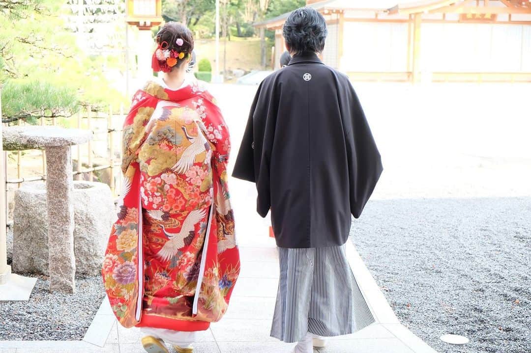 家族挙式さんのインスタグラム写真 - (家族挙式Instagram)「@kazoku_wedding をフォローして、 #家族挙式 でお写真を投稿してくださいね＊* . ------------------- 色鮮やかな和装姿の花嫁さまと 凛々しく逞しい袴姿の新郎さま。 和装だからこそ感じることのできる 伝統と格式に満ちた繊細な美しさです*＊ 会場：#護国神社 ------------------- . ❁テレビCM放映中 ▹▸ ”家族挙式ベスト”なら 【挙式・衣裳・美容・写真】が含まれたプランが99,000円〜叶います＊ ▽予約はTOPのリンクから❁ >>> @kazoku_wedding ------------------- #家族挙式 #ベストアニバーサリー #家族 #Family #家族婚  #bestanniversary #少人数婚 #ウェディング #結婚式準備 #結婚式 #フォトウェディング #プレ花嫁 #卒花 #日本中のプレ花嫁さんと繋がりたい #花嫁 #卒花嫁 #国内挙式  #weddingdress #ウェディングドレス #プラコレ #Dressy花嫁 #2020年春婚 #2020夏婚 #2019年冬婚 #セントアクアチャペル #和装 #色打掛 #和装コーデ #和装前撮り」12月4日 9時45分 - kazoku_wedding