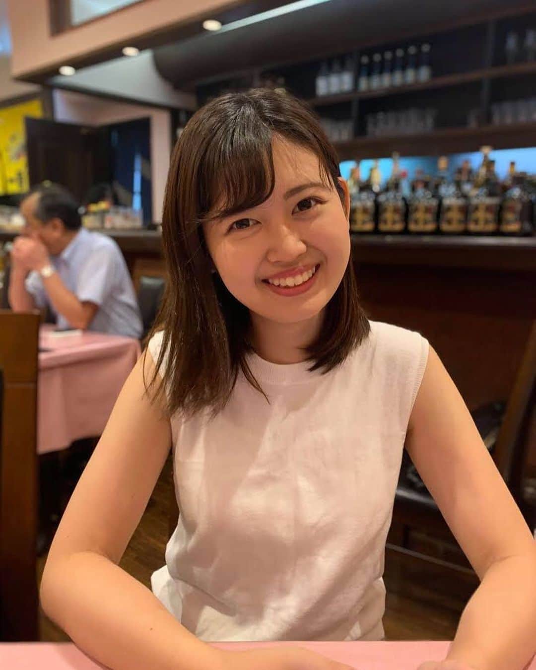 株式会社サイバー・バズのインスタグラム：「新卒社員の1日🙋‍♀️﻿ バズで働く社員の1日を紹介します👀﻿ ﻿ 今回は営業で活躍する新卒女性社員、小島七海（こじまななみ）さん😊﻿ ﻿ 👉スワイプしてね﻿ この日の朝は少し早めに起床☀️﻿ 月に何回か自分へのご褒美として、会社近くの渋谷のカフェでモーニングをしてから出社しました☕️﻿ （正直な話…いつも朝はバタバタしてしまいます笑）﻿ ﻿ 日中の時間帯は顧客との打ち合わせで外出していることが多いです🚶‍♀️﻿ この日のお昼は外出先で先輩とランチ🍽﻿ 先輩からお仕事について丁寧なアドバイスを毎回もらっています📝﻿ ﻿ 夕方は会社に戻り、メール対応や顧客への提案資料の作成を行っています💻﻿ 顧客との打ち合わせ後は、必ずその日中にお礼のメールを送るように心がけています✍️﻿ ﻿ 夜は私が所属する営業部の懇親会でした☺️﻿ 月に1度のぺースで開催しており、チームの親睦を深める機会のひとつです💪🔥﻿ 心強い上司や先輩のお陰で、なんでも相談ができます🌟﻿ ﻿ 以上新卒社員の1日でした📅﻿ 今後も更新していければと思いますので、#バズログ で検索してみてくださいね﻿ ﻿ ﻿ #若手社員 #新卒  #先輩社員  #サイバーバズ  #ベンチャー企業 #webマーケティング #インフルエンサー #インフルエンサーマーケティング #渋谷 #東京 #インターン #インターンシップ #新卒採用 #新卒 #就活 #就活がんばれ #就活の息抜き #就活生と繋がりたい #21卒 #21卒就活 #キャリアウーマン #shibuya #tokyo #business」