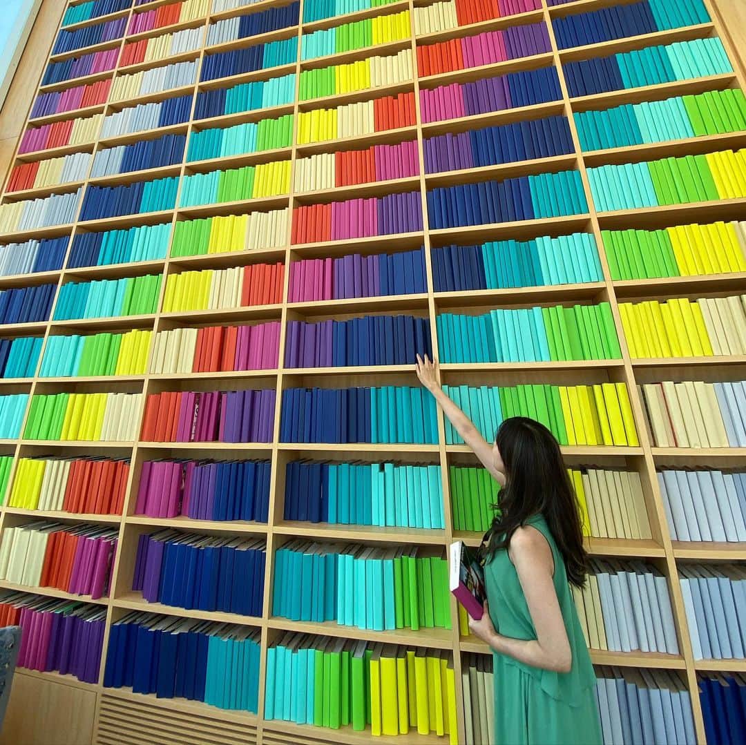 のインスタグラム：「* * 前回の投稿と同じくGreen Squar駅のすぐ近くにあるGreenSquar Libraryも今話題のスポット📚🤗 * 建物がガラス張りのピラミッドのような形で斬新です✨ * そして何と言ってもカラフルな本で壁一面が埋め尽くされたセンス抜群の本棚！📚 * 沢山の人が写真を撮っていました☺️📷✨ * カフェも併設されていてコーヒーを飲みながら読書できるスペースも☕️ とっても綺麗で落ち着いた空間で、気に入り過ぎて2回も行ってしまった笑 実は図書館司書の資格を持っているので、図書の配置や空間の作り方って気になります😍 * コンテンポラリーな新しい形の図書館でした🥰💓 * * #greensquarelibrary #greensquare #sydney #zetland #australia #trip #travel #library #book #旅 #旅行 #オーストラリア #シドニー #japan #japan #announcer #writer #reporter #culture #旅行好きな人と繋がりたい」