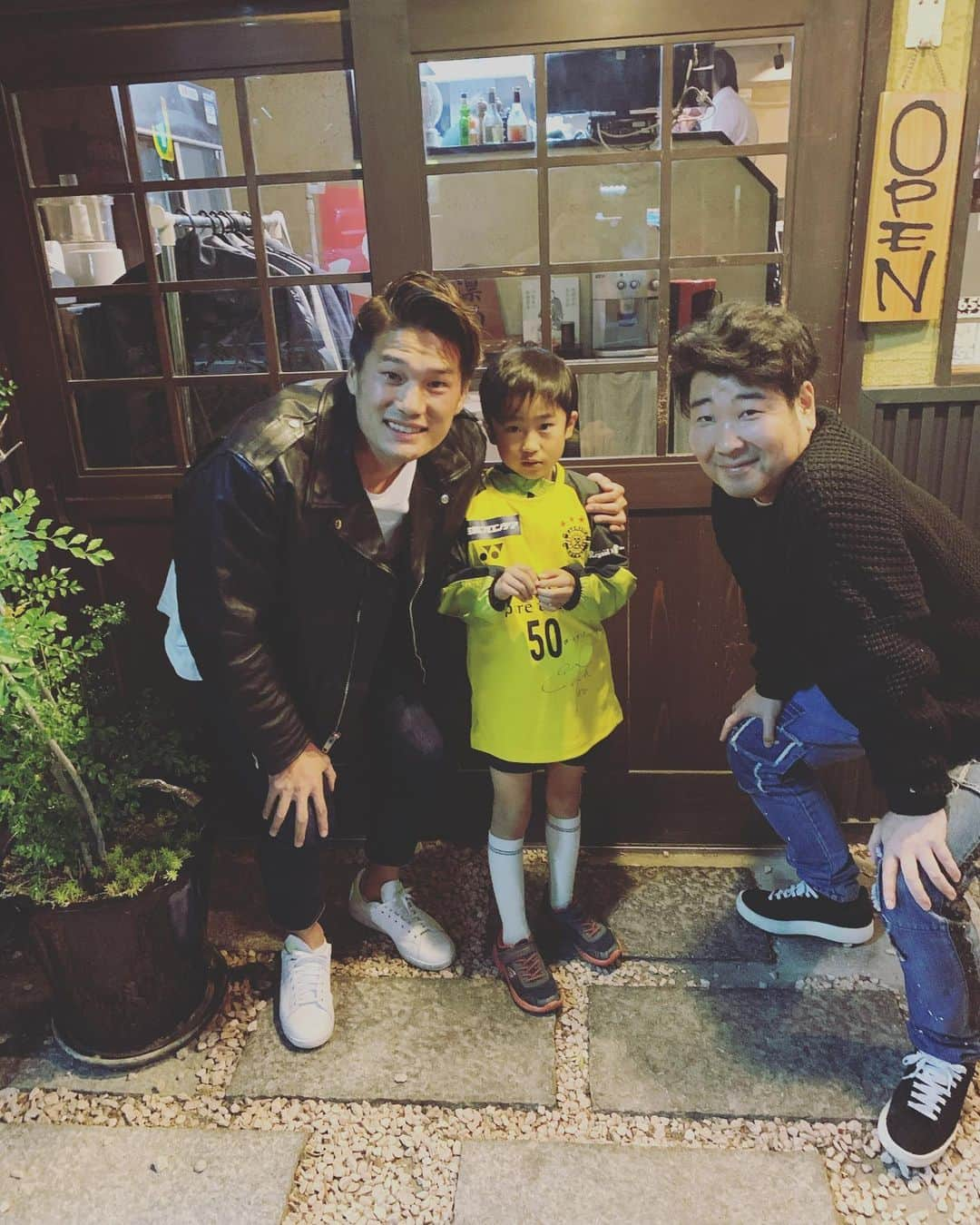 山下達也さんのインスタグラム写真 - (山下達也Instagram)「昨日は吉本新喜劇の安尾さんとご飯に行ってきました。 このお店の息子さんがセレッソ時代に僕を応援してくれてたみたいで、会いに行ってきました🙂  #安尾信乃助 #御馳走様でした #吉本新喜劇 #おじゃましますか #いや聞かれても #でおなじみ #関西では土曜の昼は新喜劇 #関東でも深夜に放送してるみたい #小一の男の子 #寝起きで少し機嫌悪かったけど #こそばしたら笑ってくれた #柏ファンに勧誘 #成功 #また応援来てね #なんばのお店 #凛酌 #りんく #山形料理とイタリアンのお店 #芋煮絶品 #パスタも美味しいよ #是非行ってみて下さい」12月4日 9時57分 - yamagozero