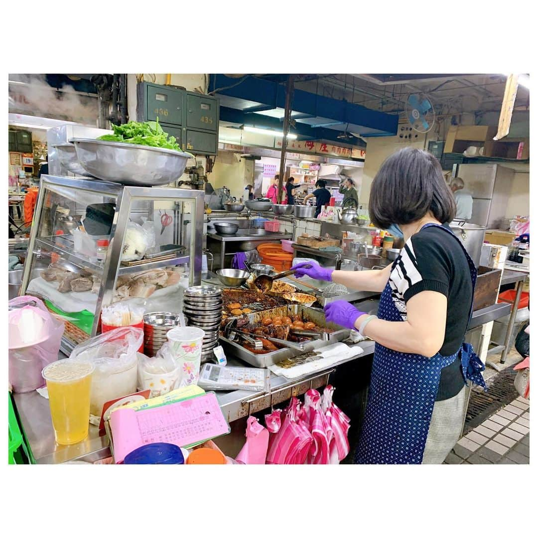 李ヒャンさんのインスタグラム写真 - (李ヒャンInstagram)「温泉後は滷肉飯を食べに北投市場へ。 屋台や精肉店がある2階にあります。 朝6時くらいから14時くらいまでしかやっていないらしく、11時に行った時点で30分待ちくらいだったかなー。 昼時になるにつれどんどん行列は増えて階段下まで並んでました。 日本語は通じないので指差し注文。 丸をつけたのが頼んだメニュー。 滷肉飯、スープ、チャーシュー、細切りメンマみたいなやつ。 全部ちょー美味しかった！！ 温泉入りに北投行ったら帰りは絶対食べるべし。 場所がちょっと分かりづらくて3周くらいウロウロしたけど、見つけられなくて、、。 違うお店の人に携帯見せて聞いたら、仕事中断して店まで連れてってもらえたのー。 優しすぎるー😭 台湾の人は優しいって聞いてたけど、それを実感。 台湾最後に美味しいご飯と台湾の方の優しさに触れ大満足の初台湾でした😋 #trip #travelgram #taiwan #yummy #滷肉飯」12月4日 9時59分 - 73hyang