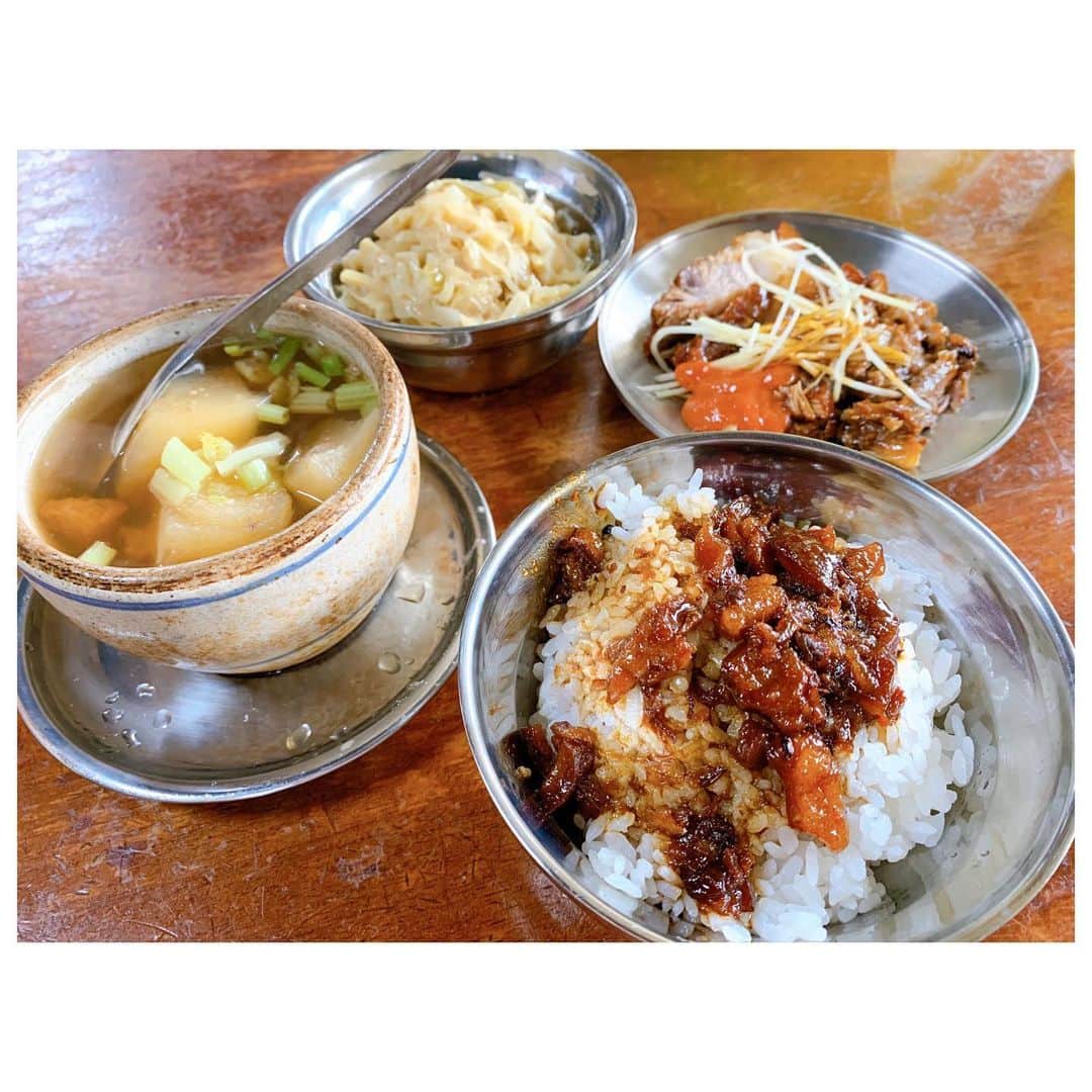 のインスタグラム：「温泉後は滷肉飯を食べに北投市場へ。 屋台や精肉店がある2階にあります。 朝6時くらいから14時くらいまでしかやっていないらしく、11時に行った時点で30分待ちくらいだったかなー。 昼時になるにつれどんどん行列は増えて階段下まで並んでました。 日本語は通じないので指差し注文。 丸をつけたのが頼んだメニュー。 滷肉飯、スープ、チャーシュー、細切りメンマみたいなやつ。 全部ちょー美味しかった！！ 温泉入りに北投行ったら帰りは絶対食べるべし。 場所がちょっと分かりづらくて3周くらいウロウロしたけど、見つけられなくて、、。 違うお店の人に携帯見せて聞いたら、仕事中断して店まで連れてってもらえたのー。 優しすぎるー😭 台湾の人は優しいって聞いてたけど、それを実感。 台湾最後に美味しいご飯と台湾の方の優しさに触れ大満足の初台湾でした😋 #trip #travelgram #taiwan #yummy #滷肉飯」