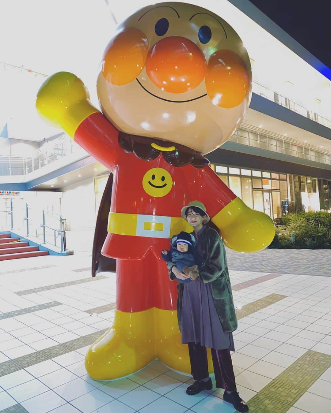 平山奈美のインスタグラム：「夕方アンパンマンミュージアムの前を通りかかったら下からのライティングで見事にホラーのアンパンマン  #なんかやだ .  アウターもワンピースも @mizuiroind_official  色味とかデザインとかどのシーズンもスキ .  #アンパンマンミュージアム #アンパンマン #ホラー #特大 #息子 #親子 #男の子ベビー #男の子ママ #男の子コーデ #男の子ママ #ママコーデ  #母ちゃん #ショート #ハンサムショート #おハゲ #9カ月 #思い出 #育児日記 #赤ちゃんのいる暮らし #新米ママ #ミズイロインド #アディダス」