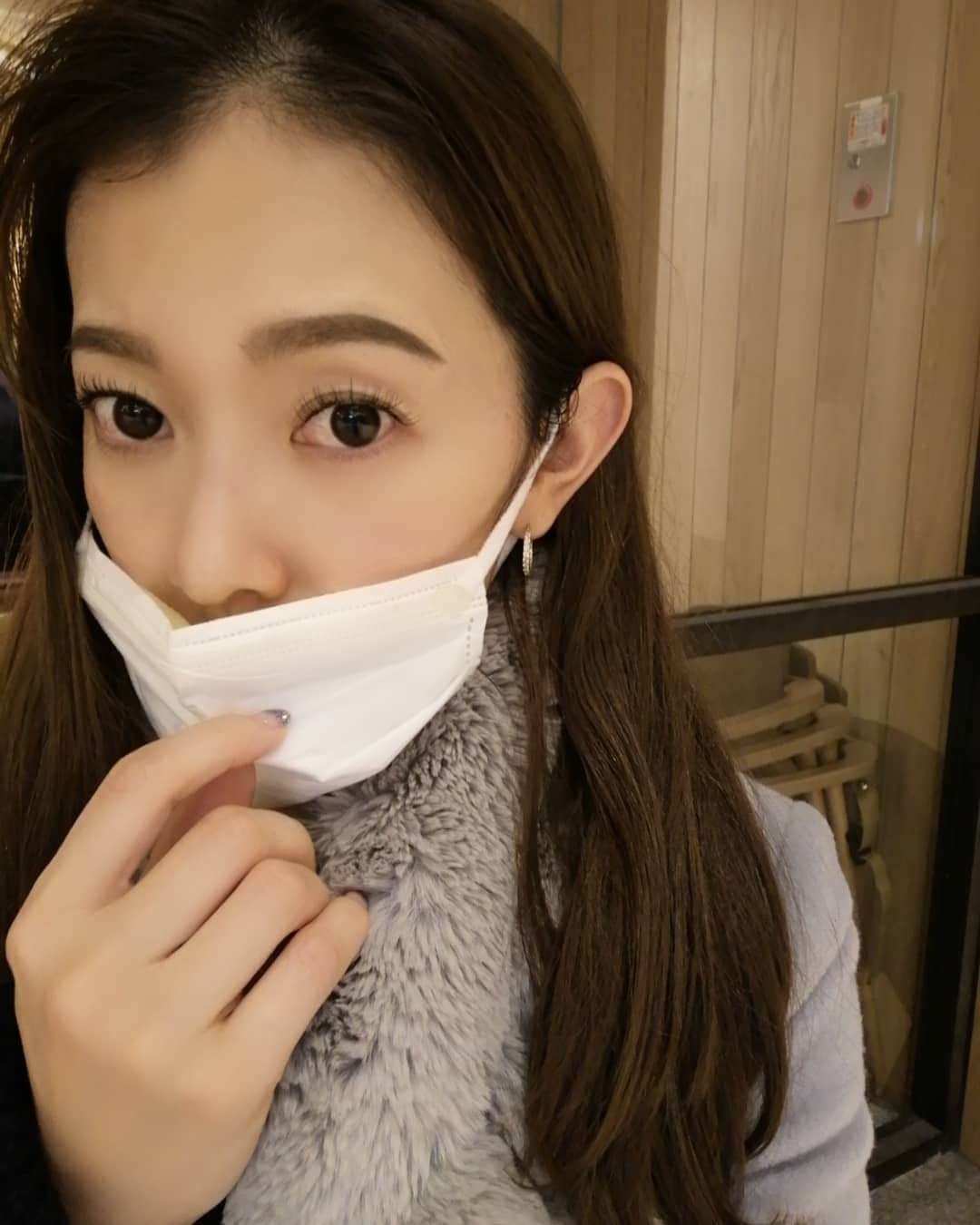 杉山由紀子のインスタグラム：「この前の撮影で✨ 眉とまつげが綺麗に💓💓💓 * お肌はartistryのクッションファンデが 最近のお気に入り🎵 * イルミネーションがキレイな時期だな🎄✨ * * マチネの終わりにみたくてみてきました✨✨ 出逢いってほんとに突然ですよね。 * 直感をもっと信じたいなとおもいます✨ * * * #撮影 #ビューティーモデル #モデル #beauty #make #クッションファンデ #artistry #asudiop2」