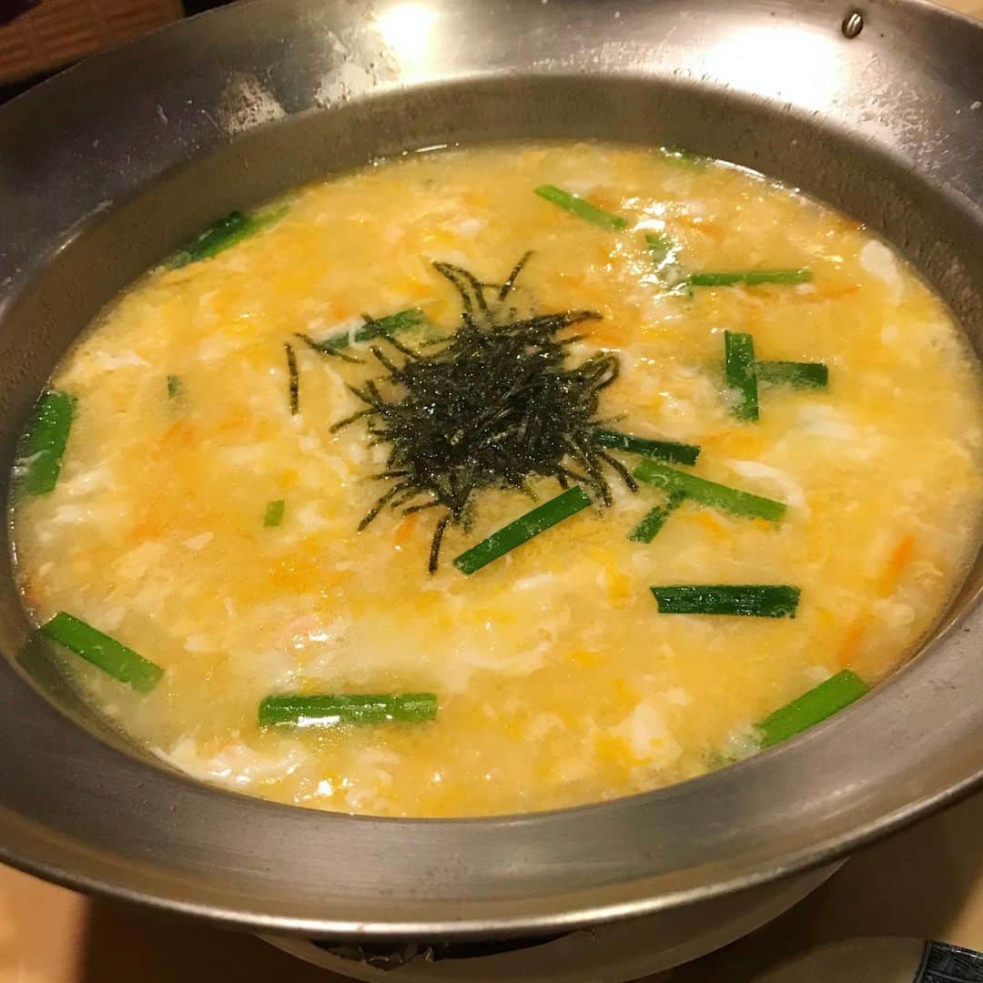 青山恭子さんのインスタグラム写真 - (青山恭子Instagram)「. 旅の備忘録② . なかなか予約の取れない念願の「おらが村のしゃん鍋」 . いつか食べてみたかったしゃん鍋。 なぜ、しゃん鍋と言うかは不明らしい… まずは鍋の美味しい鳥だしをひと口❤︎ からの〜半生で食べれるくらい新鮮な鶏肉とつくねを投入！ それをまろやかな塩ポン酢的なタレにつけて頂きます😋 このタレが絶妙で激ウマ！！！ からの〜〆の雑炊がヤバい美味しさ❤️ 腹パンパンでも食べちゃうよぉ🐽 はぁぁぁ❤︎ 思い出すだけで幸せ〜🐷💕 . . . #旅の備忘録 #しゃん鍋 #半生つくね #まろやかな塩ポン酢的な #タレが激ウマ #〆の雑炊 #申ジエさんも来てたよ #先週は松山くんも #名古屋と恵比寿でも食べれるそう #思い出すだけで幸せ」12月4日 10時09分 - aokyon27