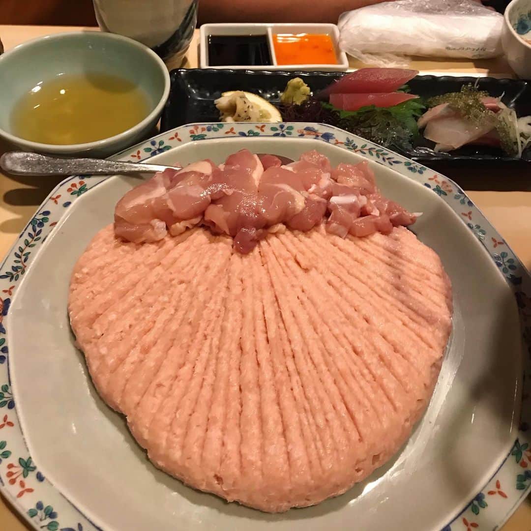 青山恭子さんのインスタグラム写真 - (青山恭子Instagram)「. 旅の備忘録② . なかなか予約の取れない念願の「おらが村のしゃん鍋」 . いつか食べてみたかったしゃん鍋。 なぜ、しゃん鍋と言うかは不明らしい… まずは鍋の美味しい鳥だしをひと口❤︎ からの〜半生で食べれるくらい新鮮な鶏肉とつくねを投入！ それをまろやかな塩ポン酢的なタレにつけて頂きます😋 このタレが絶妙で激ウマ！！！ からの〜〆の雑炊がヤバい美味しさ❤️ 腹パンパンでも食べちゃうよぉ🐽 はぁぁぁ❤︎ 思い出すだけで幸せ〜🐷💕 . . . #旅の備忘録 #しゃん鍋 #半生つくね #まろやかな塩ポン酢的な #タレが激ウマ #〆の雑炊 #申ジエさんも来てたよ #先週は松山くんも #名古屋と恵比寿でも食べれるそう #思い出すだけで幸せ」12月4日 10時09分 - aokyon27