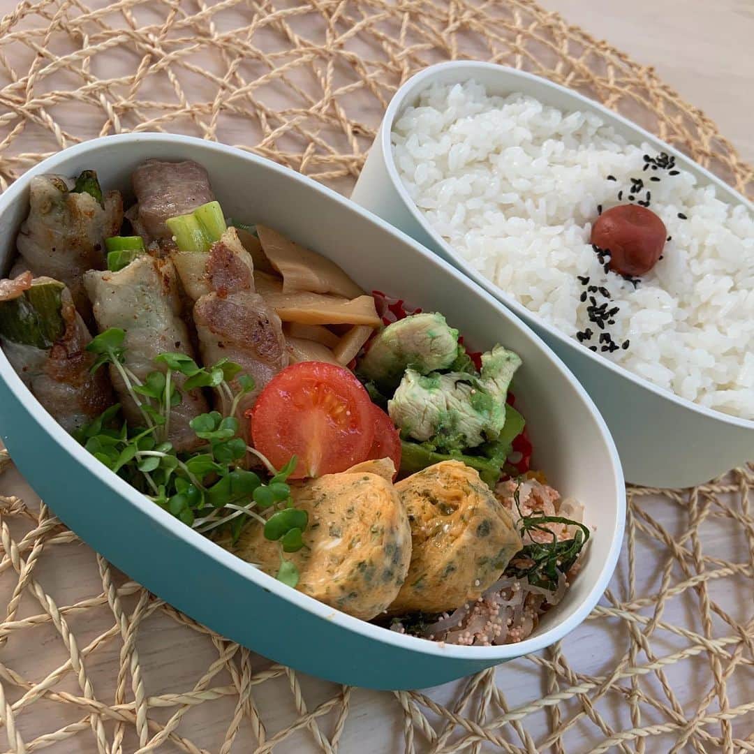 本田しおりのインスタグラム：「#今日のお弁当  #アスパラの肉巻き  #ブロッコリーと鶏むね肉の青しその実炒め#白滝明太子#メンマ#青海苔出し巻き卵  #たらこ混ぜご飯おにぎり  #お弁当 #本田弁当 #旦那さん弁当 #神ちゃん弁当」