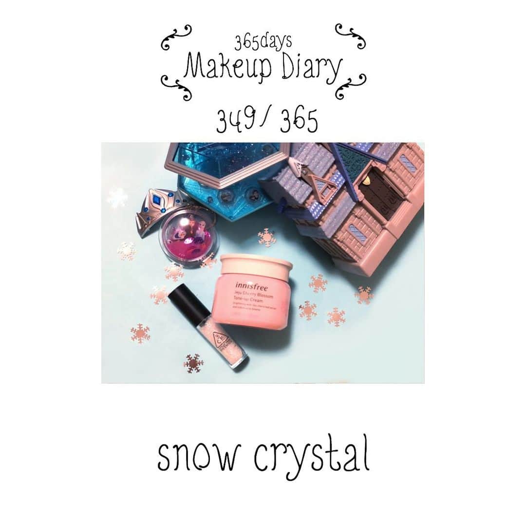 美容ライター立花ゆうりさんのインスタグラム写真 - (美容ライター立花ゆうりInstagram)「【349/365】 ＊--------------＊ ・・ 365days ・・ ・Makeup Diary・ ＊--------------＊ Tachibana Yuuri * 〜 snow crystal 〜 映画、アナと雪の女王２の映像が本当に美しくて…♡ あの雪の結晶のようなキラキラ感本当素敵だな〜なんて感化されて、この日の夕方からはアイラインの上から大粒ラメが輝くキラキラアイライナーをオンしてみた♪ そして今とってもお気に入りなサクラ色のトーンアップクリームは自然なトーンアップをしながら、肌がもっちもちにうるおうからGOOD!! 肌も目もとも透明感！今年の冬も雪、楽しみだなぁ♡ * 【掲載アイテム】 ▷3CE EYE SWITCH (#THROBBING)／3ce ▷チェリーブロッサム トーンアップ クリーム￥2300／イニスフリー * ☆〜〜〜〜〜〜〜〜〜〜〜〜〜〜〜 ★365日メイクもっと楽しく！★ TPOに合わせたメイクや、コンセプトを決めてメイクするだけで、毎日のメイクがもっと楽しくなるはず！365個の《メイクテク・新作コスメ・おすすめコスメ情報》などを #365daysMakeupDiary に美容家目線で紹介しています！メイク動画も時々アップしていますのでぜひチェック♪ 〜〜〜〜〜〜〜〜〜〜〜〜〜〜〜☆ #365日メイクアップダイアリー #美容家 #化粧品 #女子力 #今日のメイク #コスメ #美意識 #コスメ紹介 #メイク動画 #新作コスメ #スキンケア #ベースメイク #アナと雪の女王２ #雪の結晶 #アイライナー #キラキラアイライナー #トーンアップクリーム #3CEEYESWITCH  #THROBBING #キラキラメイク #キラキラコスメ #チェリーブロッサムトーンアップクリーム #イニスフリー #韓国コスメ #韓国スキンケア #EYESWITCH」12月4日 10時29分 - yuuriofficial