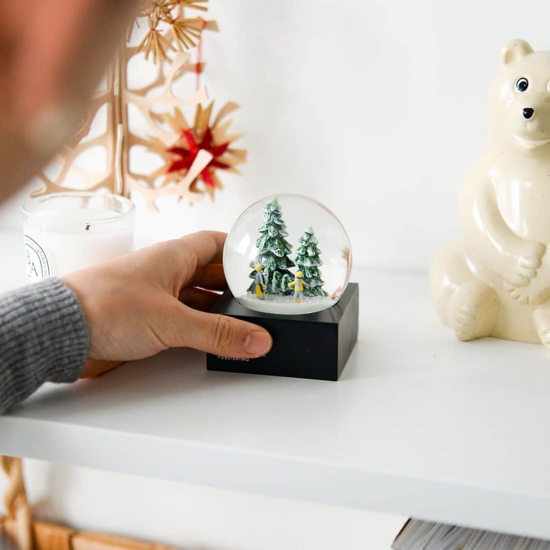 北欧、暮らしの道具店さんのインスタグラム写真 - (北欧、暮らしの道具店Instagram)「【新商品】数量限定！北欧の冬をイメージした「スノードーム」がオリジナルで登場です✨ . - - - - - - - - - - - - クリスマスはもうすぐそこ。 大きなクリスマスツリーは用意できなくとも、 家の中をリースや小物で 飾りつけするのも楽しい時間ですよね。  今年はクリスマスをもっともっと 楽しみたくて、当店だけの特別な 「スノードーム」をつくりました！ 数量限定、クリスマスのための 特別企画です◎ . テーマは「北欧の冬じたく」 。 ツリーが家にやってきたという シーンを描いていて、見ていると 子供の頃のワクワクした気持ちを思い出し、 ずっと眺めていたくなります。  クリスマスらしいモチーフですが、 季節問わず飾っておけるように シンプルで大人っぽいデザインと 落ち着いた配色に仕上げているので インテリアにも馴染んでくれますよ。 . 「2019」の文字が入った 今年限定のデザインなので ぜひチェックしてみてくださいね。 . - - - - - - - - - - - - 【数量限定】スノードーム 2019 「ツリーがわが家にやってくる」 . ▶ こちらのアイテムを詳しく知りたい方は「写真内のタグをタップ！」してみてください♪ . ▶︎ プロフィールのリンクからも、お値段・サイズなど詳しい情報をご覧いただけますよ。→@hokuoh_kurashi . #KURASHIandTripsPUBLISHING#KURASHIandTrips#homewares#interior#interiors#livingroom#スノードーム#雪#2019#クリスマス#冬じたく#北欧#インテリア#北欧インテリア#マイホーム#お買い物#シンプル#シンプルライフ#シンプルデザイン#暮らしを楽しむ#日々の暮らし#北欧#暮らし#北欧暮らしの道具店」12月4日 10時34分 - hokuoh_kurashi