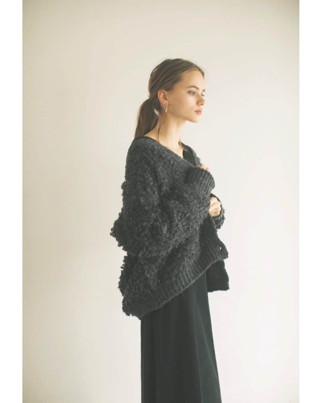ACYMさんのインスタグラム写真 - (ACYMInstagram)「#preorder ✔︎Back open relaxy ワンピース (IVO,BLK) . ✔︎Curl fur knit カーディガン (IVO,GRY) . . プロフィールTOPのURLからCHECK✔︎ . . #ACYM #ootd #outfit #coordinate #instagood #instalike #2019AW #fashion #japan #tokyo #ニットカーデ #ワンピコーデ」12月4日 10時39分 - acym_official