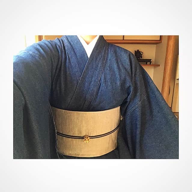 のインスタグラム：「2019/12/04 (wed) 昨日も、朝からレッスン。 もはや制服化しそうなデニム着物です😁 運転して荷物も運ばないといけなかったので、デニム着物に半幅帯はとても楽。 帯は、カルタ結びにしました。 ・ しつけも付いたままずっとタンスに眠っていたという訪問着と帯を持ってこられた生徒さんは、初めて袖を通したその着物がお子様の入学式にぴったりだと分かりとても嬉しそうで、私まで嬉しくなったレッスンでした😊 ・ #gon_kimono #kimono #着物 #着物コーデ #着物コーディネート #着付教室 #和装 #instagood #着物生活 #大人着物  #着物好き #instadaily  #happy #thankyou #デニム着物 #半幅帯」