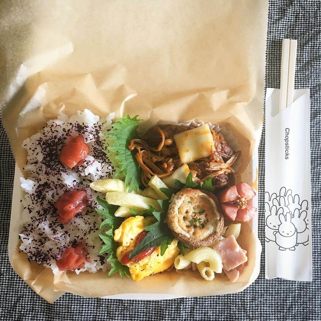 のインスタグラム：「2019/12/04 (2) 今日のお弁当。 南高梅ゆかりご飯 きのこソースの煮込みハンバーグチーズ乗せ 椎茸のマヨチーズ焼き ポテトフライ マカロニサラダ オムレツ ウインナー粒マスター添え ・ 昨日のレッスンでは、グルメな生徒さんにおススメのお店を聞いたので、早速帰りに洋食屋さんに寄ってみることに🚗💨 日替わりランチのハンバーグ、唐揚げ、オムレツが美味しかったので、お弁当にしようと久しぶりにハンバーグを作りました😁 ・ #gonben #お弁当 #obento #bento #lunch #lunchbox #food #foodpic #foodphoto #ごん弁当 #instafood #instagood #yummy #love #japan #japanesefood #大学生弁当 #クロワッサンお弁当部　#クロワッサン普段弁当　#thankyou #onthetable #日々 #暮らし #お弁当記録 #ランチボックス  #使い捨て弁当箱 #ハンバーグ弁当 #miffy #ミッフィー」
