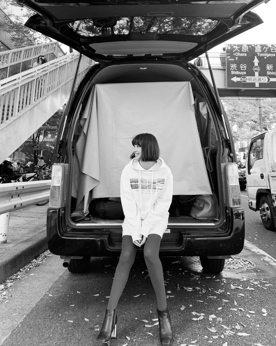 JUNNAのインスタグラム：「写真はロケ車前でphotographerの @mitograph にスマホで撮って貰った1枚🐒  ELLE ONLINEにて公開中の @calvinklein  CKのレッグウエア。  学生の頃は静電気がたたず、しっとりとした生地が気に入って、冬になると制服にCKタイツを合わせていました。  懐かしい思い出...。 程よい厚みとテカりのない少しマットな質感が合わせる服の邪魔をせず重宝。  今回はELLE ONLINEの撮影で沢山のCKアイテムを身につけさせて貰いましたが、見た目も去ることながら その機能性を実感。  気に入ってしまいレギンスタイプをそのままお持ち帰り。  ワードローブの仲間入り。  薄手で着太りしないんだけど ニットで暖か、チクチク感皆無。 デイリー使いのレギンスをお探しの方にオススメ！  詳しくは公開中の ELLE ONLINEの記事をご覧下さい😌  #mycalvins #ellepromotion #カルバンクライン #レギンス #タイツ」