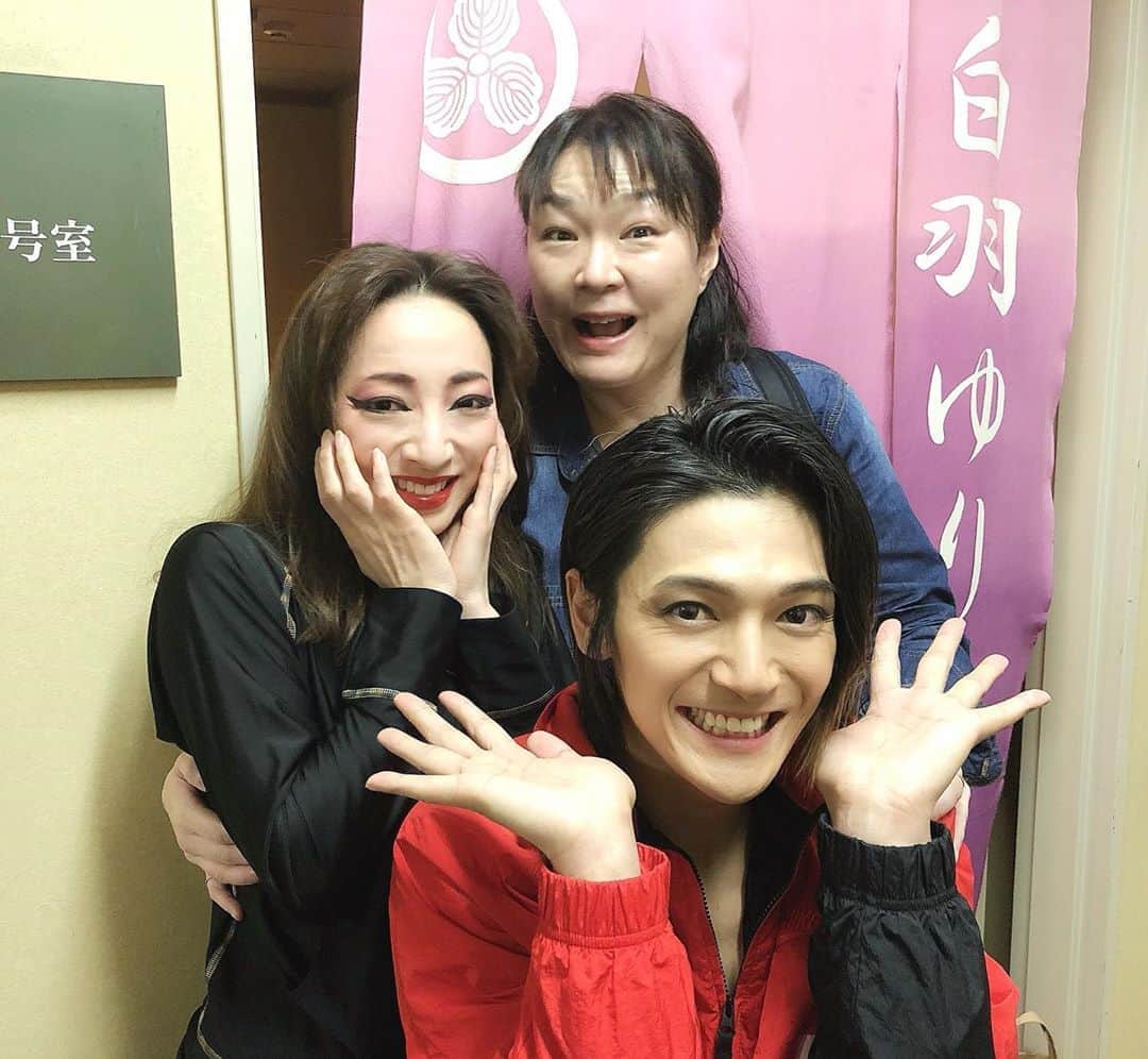 白羽ゆりのインスタグラム：「チームホリプロ⭐️ 久保田磨希さんが観に来てくれました。ドラマの同級生役で共演してからのご縁。会うたびに舞台で共演したいねと話してます。  大角役の堪大くんも同じ事務所。  楽しみながらお仕事出来ている事に感謝です✨」