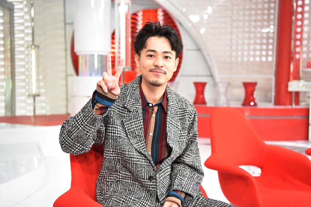 日本テレビ「おしゃれイズム」さんのインスタグラム写真 - (日本テレビ「おしゃれイズム」Instagram)「. 今週のおしゃれイズムは 成田凌さん‼︎😻 ヘアスタイルへの 並々ならぬこだわりに驚愕 ヘアカットに密着しました✂️ さらにご自宅のこだわりの品も スタジオで紹介してくれてます 日曜日よる10時です☺︎ #おしゃれイズム　#成田凌」12月4日 10時57分 - oshare_clip_ntv