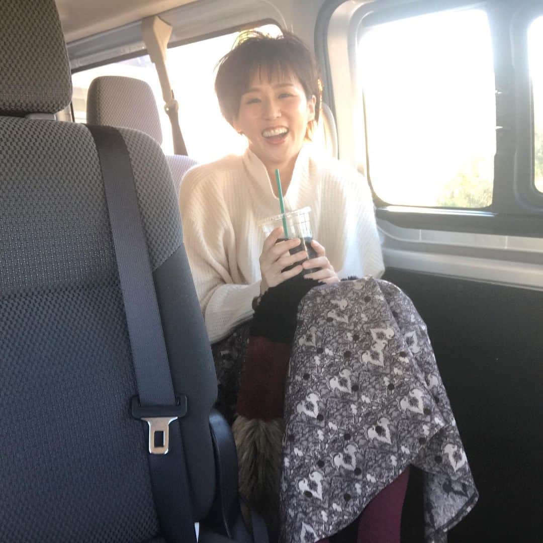 にしおかすみこさんのインスタグラム写真 - (にしおかすみこInstagram)「#休憩中 まだ何もしていないけど。。😙 日が差し込む窓寄りで、マフラーを膝にかけ、アイスコーヒー。 #ベンティサイズ #常備」12月4日 10時59分 - nishioka_sumiko