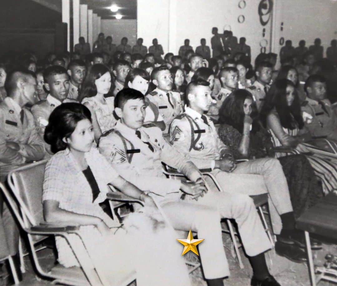 アニ・ユドヨノのインスタグラム：「1973, empat puluh enam tahun yang lalu, adalah tahun yang penuh kenangan. Saya dan Ani dipertemukan Tuhan di kampus Akademi Militer Magelang. Waktu itu saya taruna senior (tingkat 4) dan Ani mahasiswi kedokteran UKI Jakarta. Di Lembah Tidar inilah kasih sayang kami berdua mulai bersemi, menembus dimensi ruang dan waktu, mengarungi perjalanan yang panjang dan berliku, hingga takdir memisahkan kami 6 bulan yang lalu. Rest in peace, Memo. Bawalah kenangan manis ini dalam kehidupanmu yang baru. *SBY* ➖  Fourty-six years ago, in 1973, it was a year that full of memories. By God’s blessing, Ani and I met each other at the Military Academy in Magelang. At that time, I was a senior cadet (level 4) and Ani was a student of medical school in UKI Jakarta. In this Lembah Tidar our love story began, went through beyond the dimension of space and time, crossing through the long and winding journey, until fate brought us apart six months ago. Rest in peace, Memo. Please take this sweet memory to your eternal life. *SBY*」